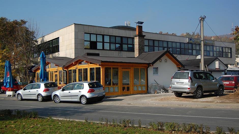 1280px-Sarajevo_Cevabdzinica-Zmaj-Stanica-Sarajevo_2011-10-31_(2)