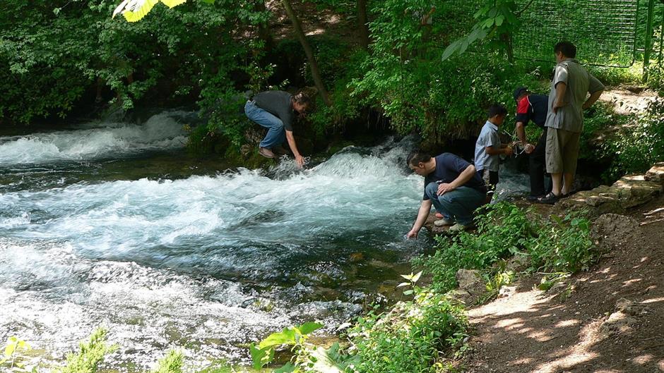 1280px-Vrelo_Bosne,_Sarajevo