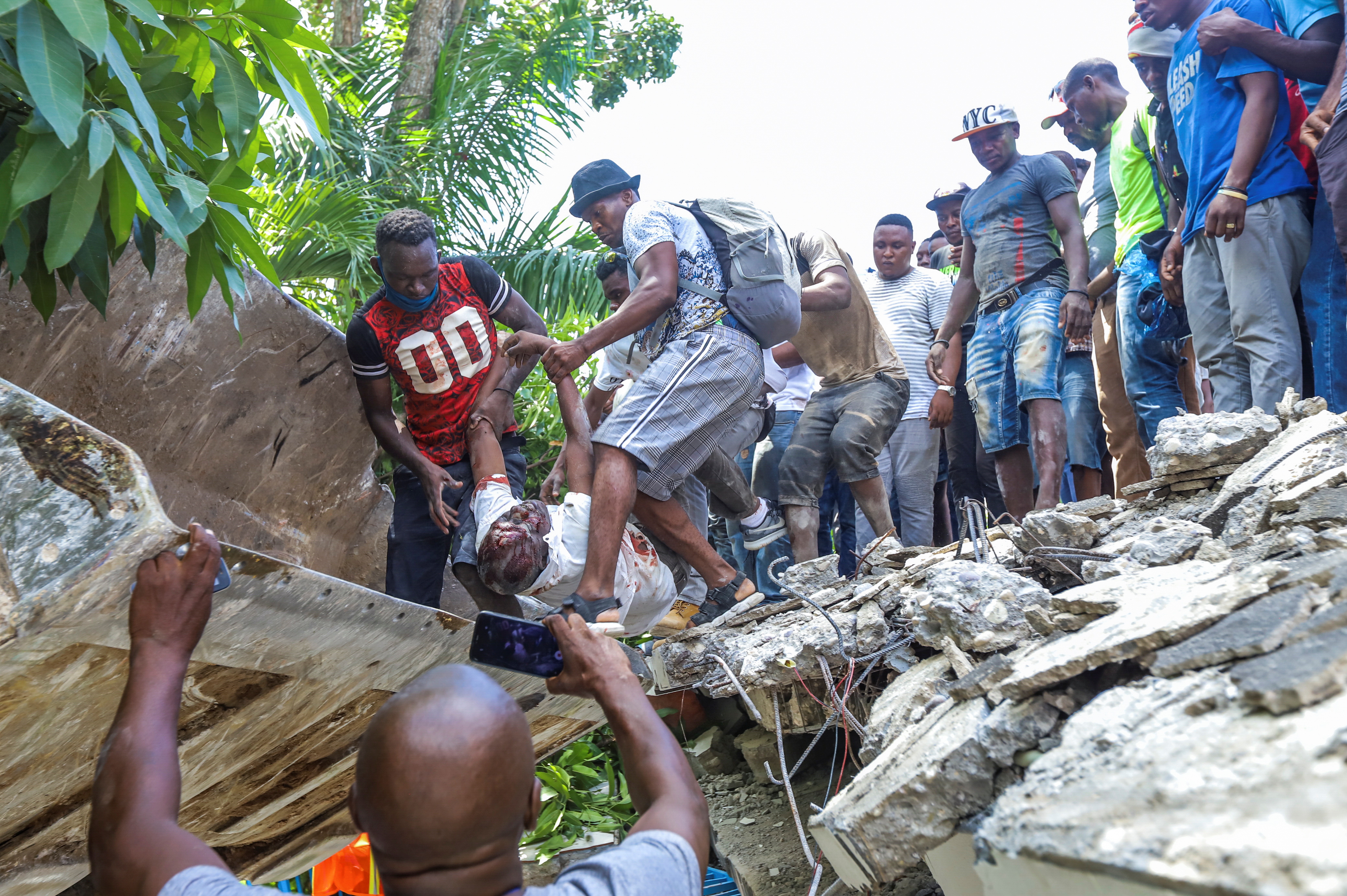 Hundreds killed in magnitude 7.2 quake in Haiti