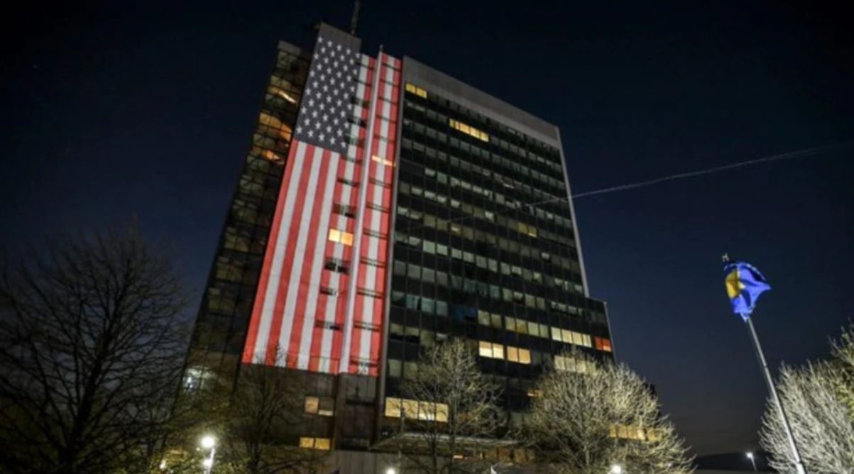 Zgrada Vlade Kosova u bojama zastave Sjedinjenih Američkih Država, aprila 2020.