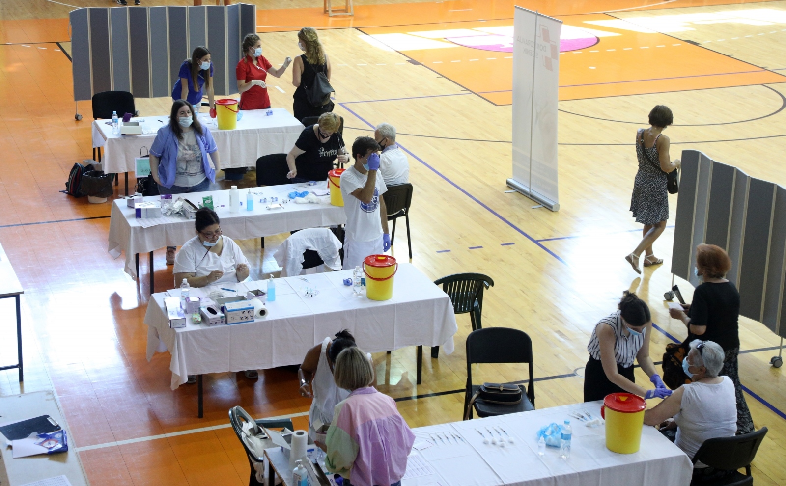 Šibenik: Građani na cijepljenju protiv koronavirusa gdje je na raspolaganju tisuću doza