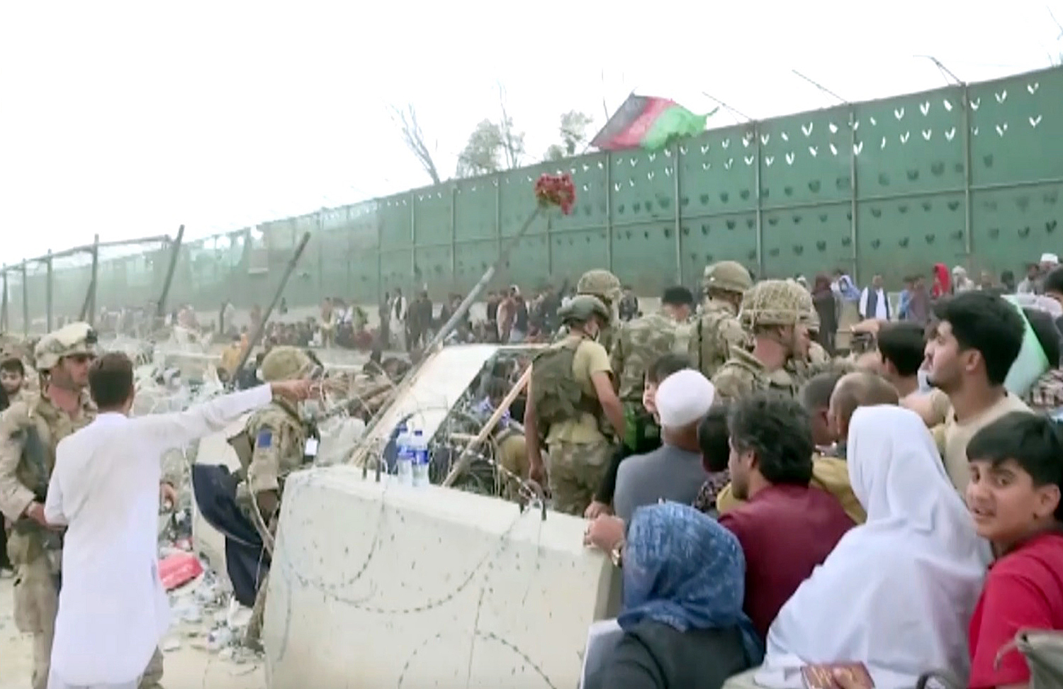 Afganistan: Hiljade ljudi čekaju pred aerodromom u Kabulu u nadi da će napustiti zemlju