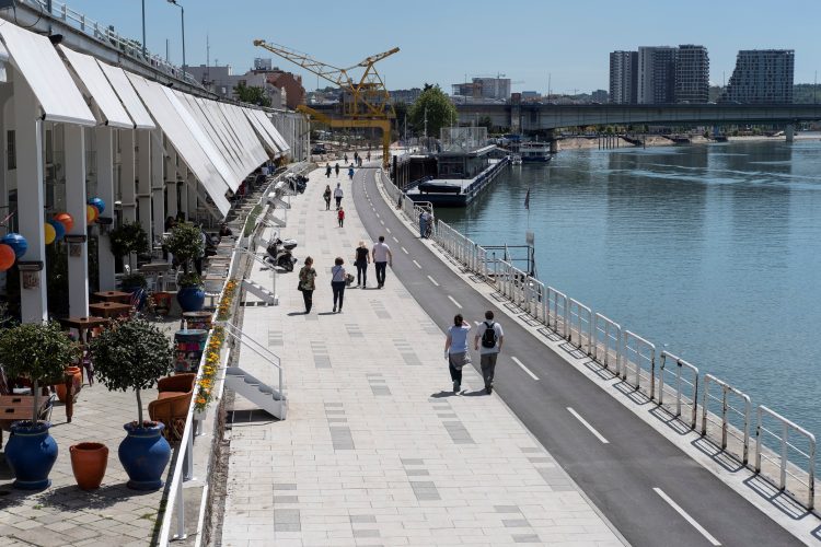 1629636424-2021-08-02T130445Z_439188318_RC21XO97DVOZ_RTRMADP_3_HEALTH-CORONAVIRUS-SERBIA-INDIA-750x500