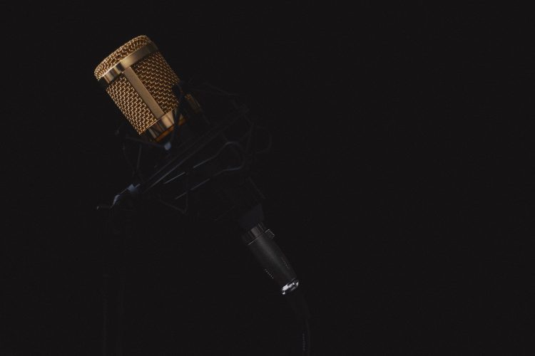 microphone-2130806_1920-750x500