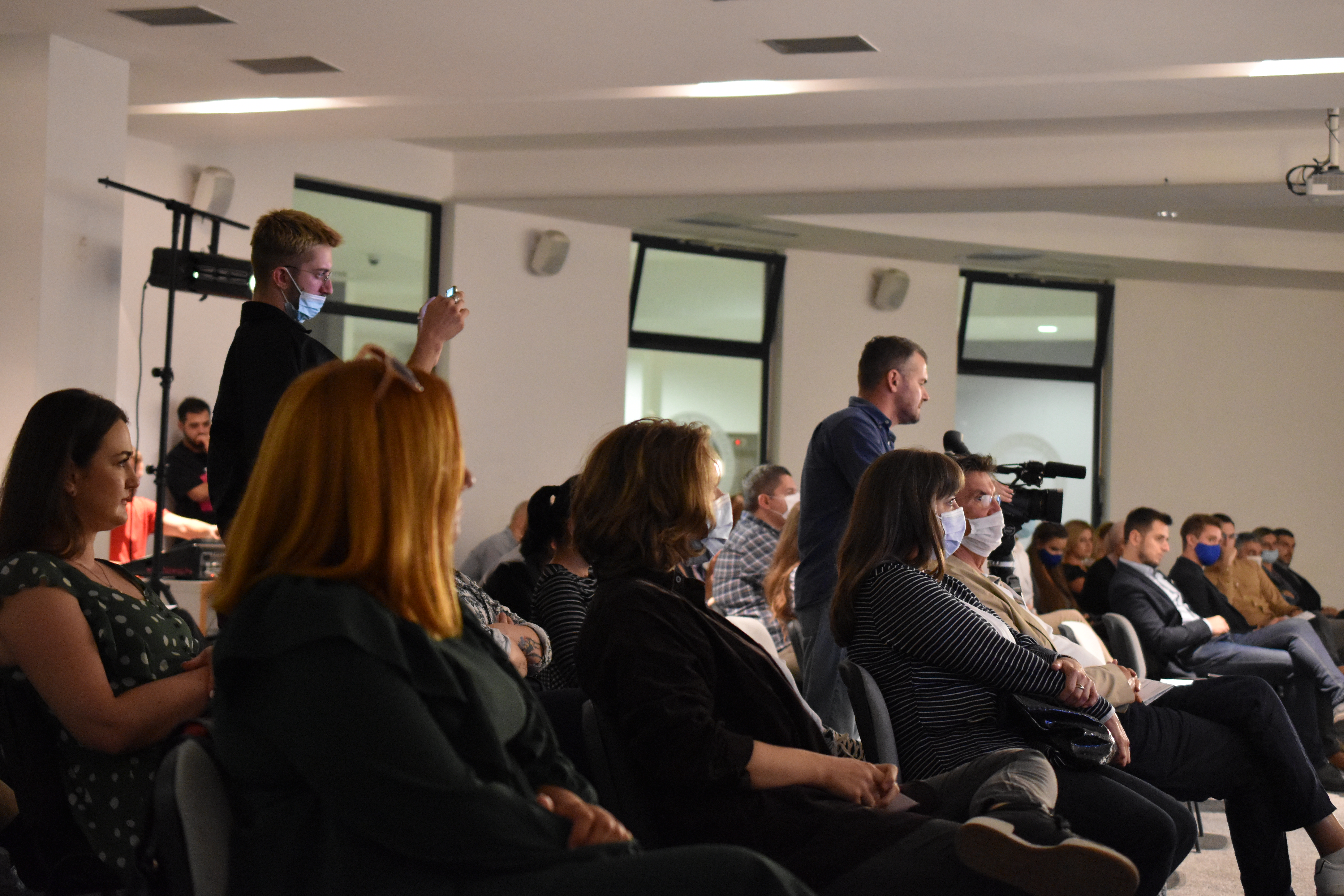 Publika na projekciji omnibusa i panel diskusiji