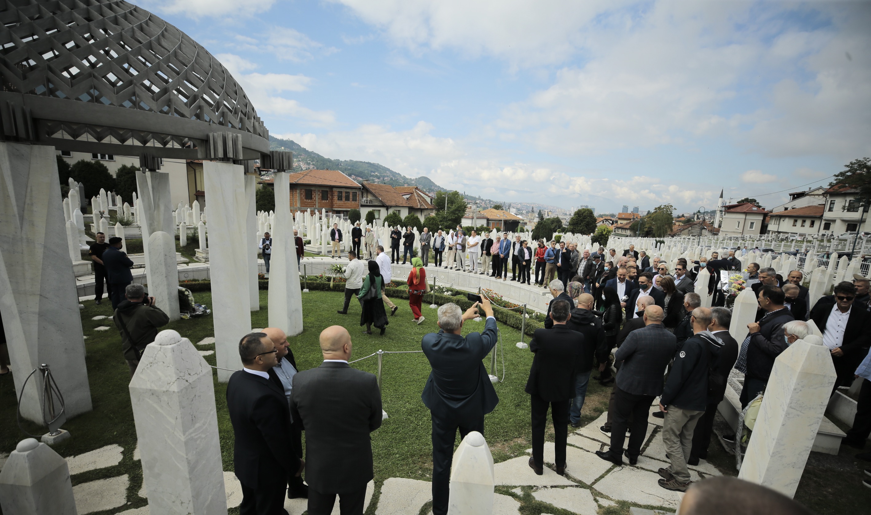 Povodom 29. godišnjice 1. korpusa Armije RBiH odavanje počasti i polaganje cvijeća šehidima i poginulim borcima Armije Republike BiH