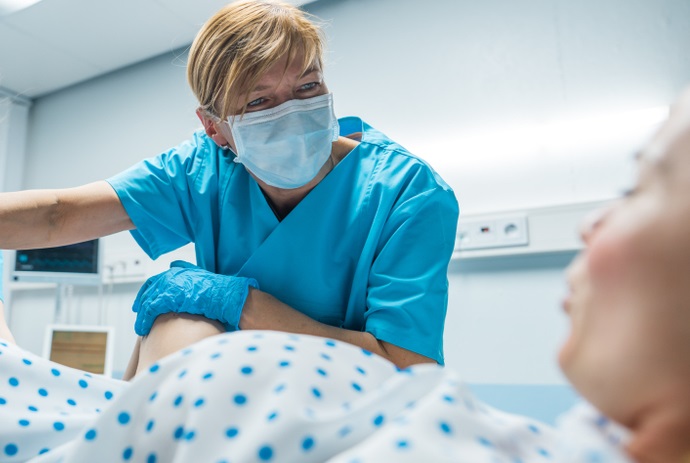 In,The,Hospital,Professional,Midwives,Helping,Spread,Legs,To,Woman