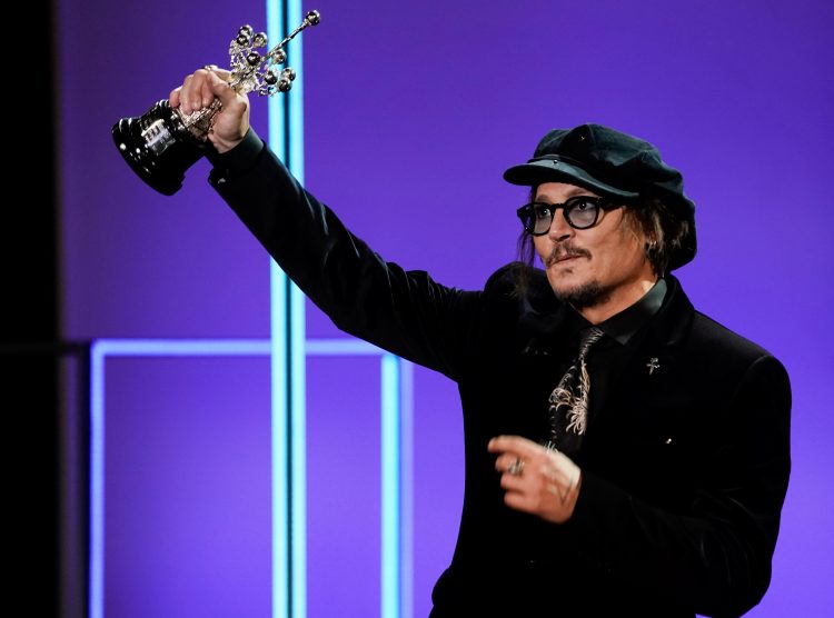 1632346847-2021-09-22T204118Z_50179773_RC28VP9PCS22_RTRMADP_3_FILMFESTIVAL-SANSEBASTIAN-DEPP-750x556
