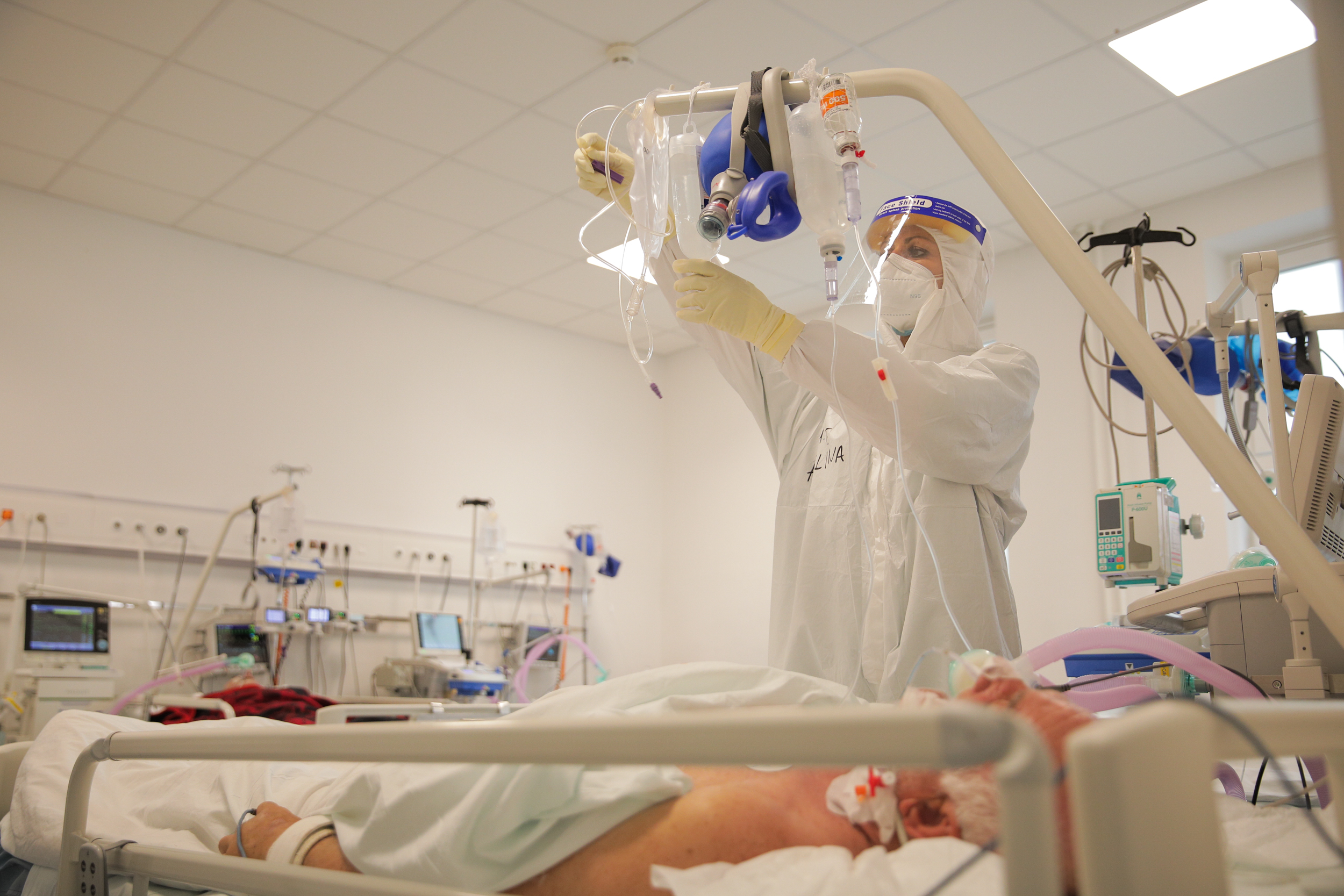 Heroji u bijelom u COVID odjelu Opće bolnice u Sarajevu: Malo je vremena za odmor, uvijek vidite strah u očima ljudi