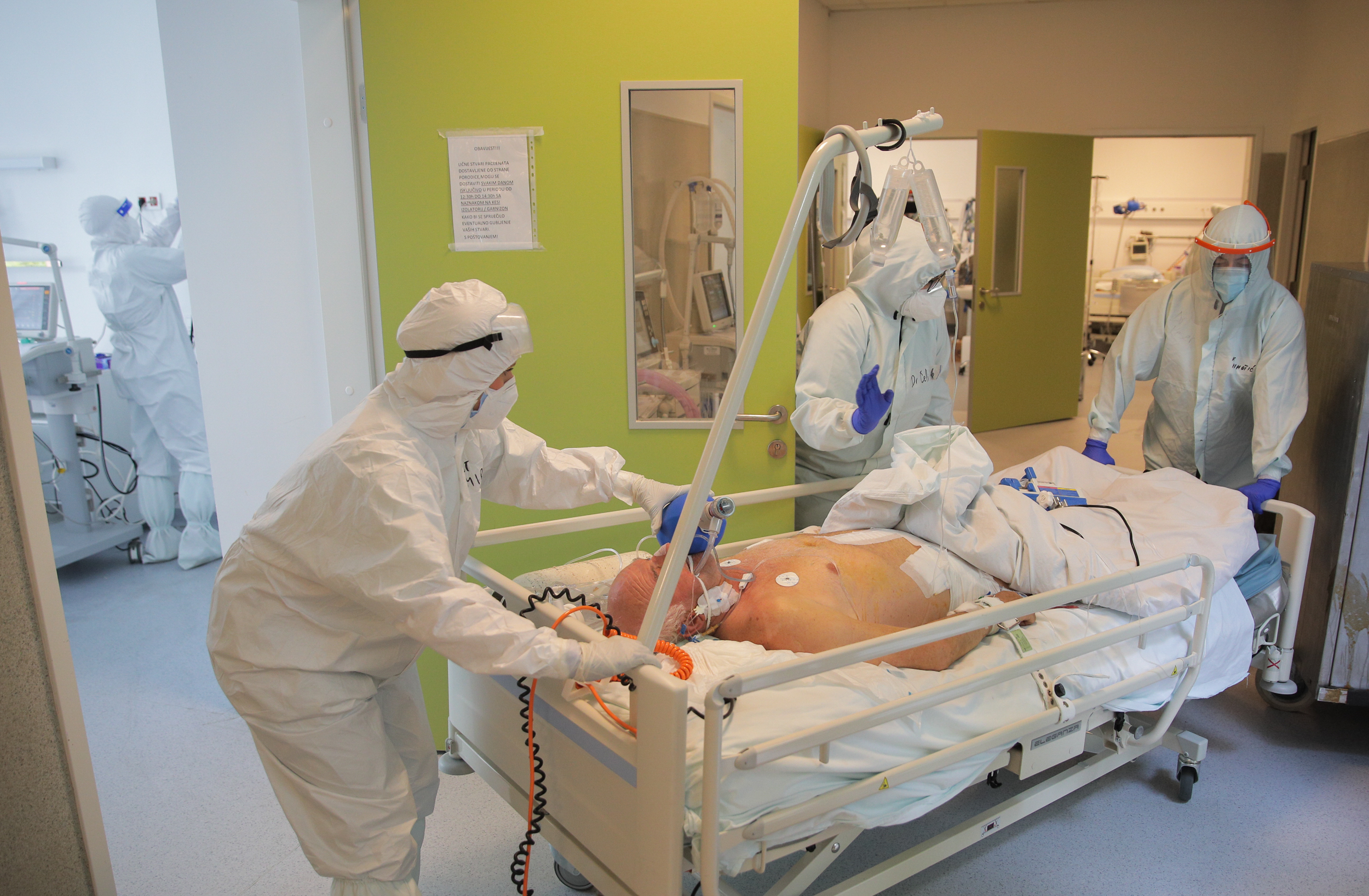 Heroji u bijelom u COVID odjelu Opće bolnice u Sarajevu: Malo je vremena za odmor, uvijek vidite strah u očima ljudi