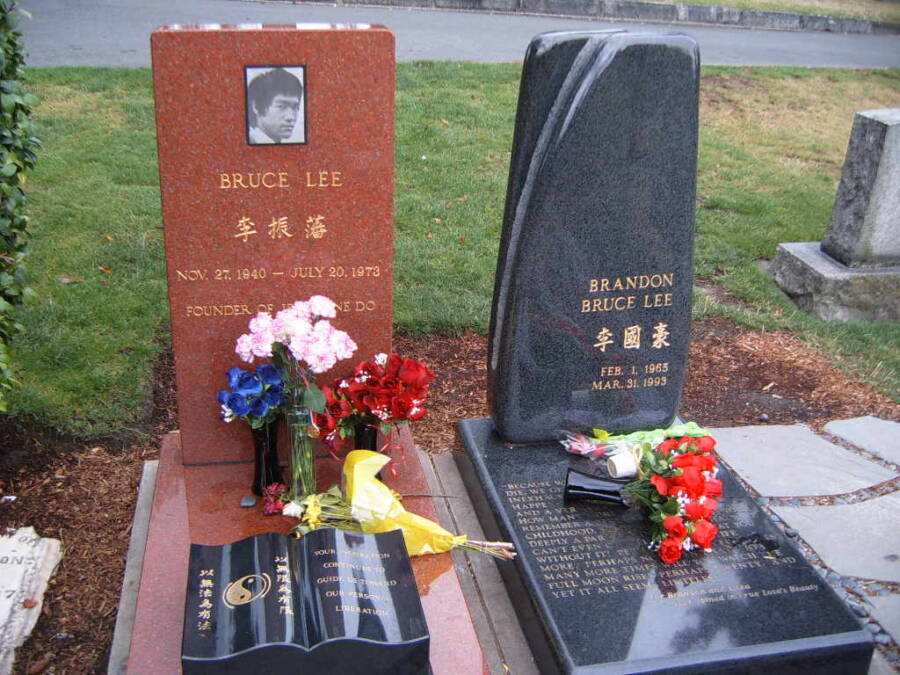 1634889699-the-graves-of-bruce-and-brandon-lee.jpeg