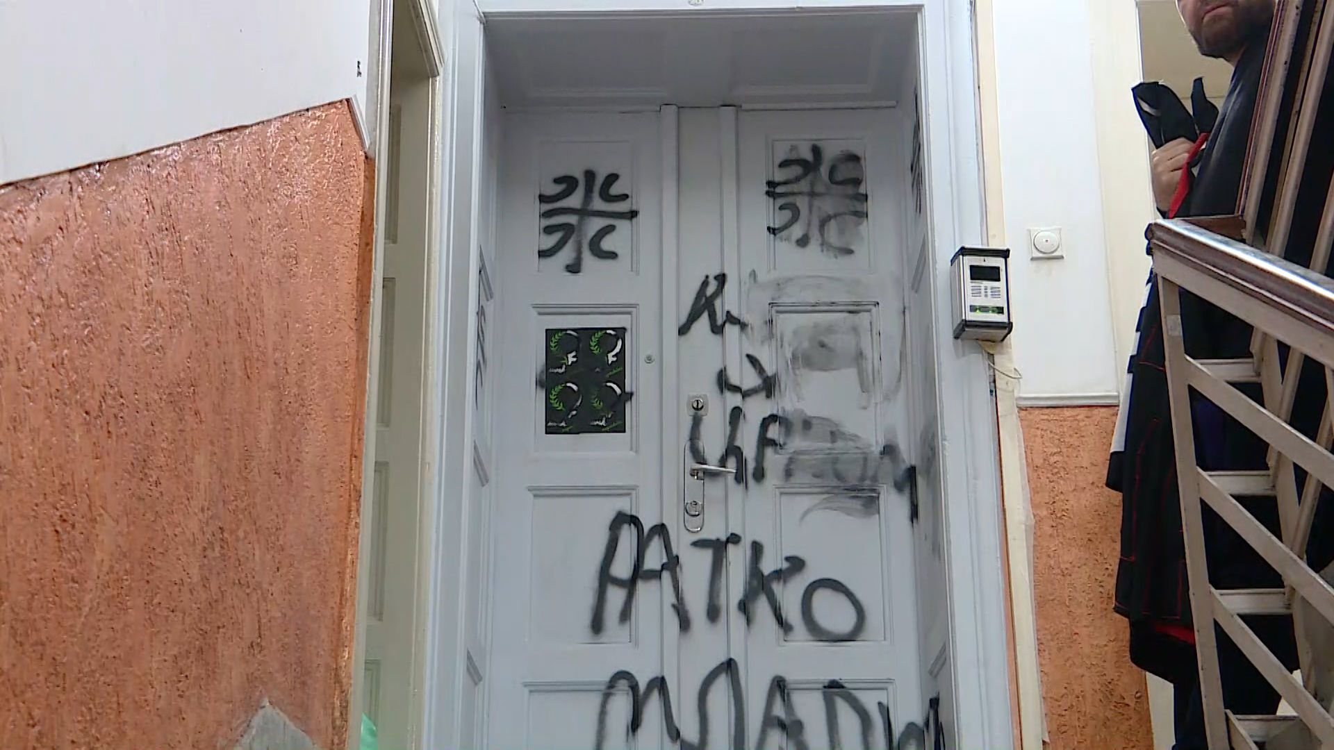 1635339850-Grafiti-vrata-Zene-u-crnom.-N1-1