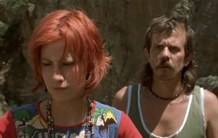 sivi kamion crvene boje