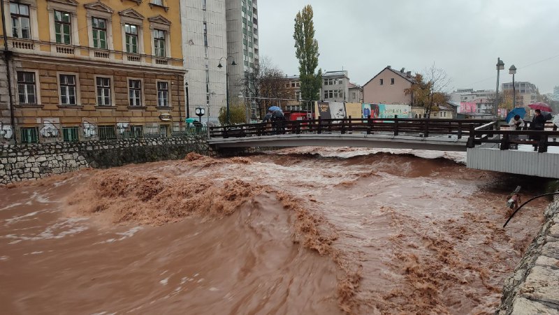 Obilne padavine u BiH: U Sarajevu potopljena brojna naselja, blokiran saobraćaj