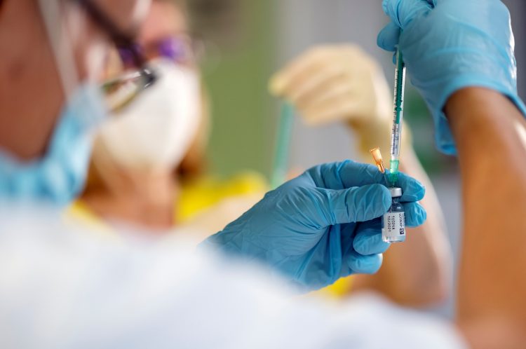 1635865471-2021-11-02T144901Z_2114705857_RC2CMQ9SRKWR_RTRMADP_3_HEALTH-CORONAVIRUS-GERMANY-750x498