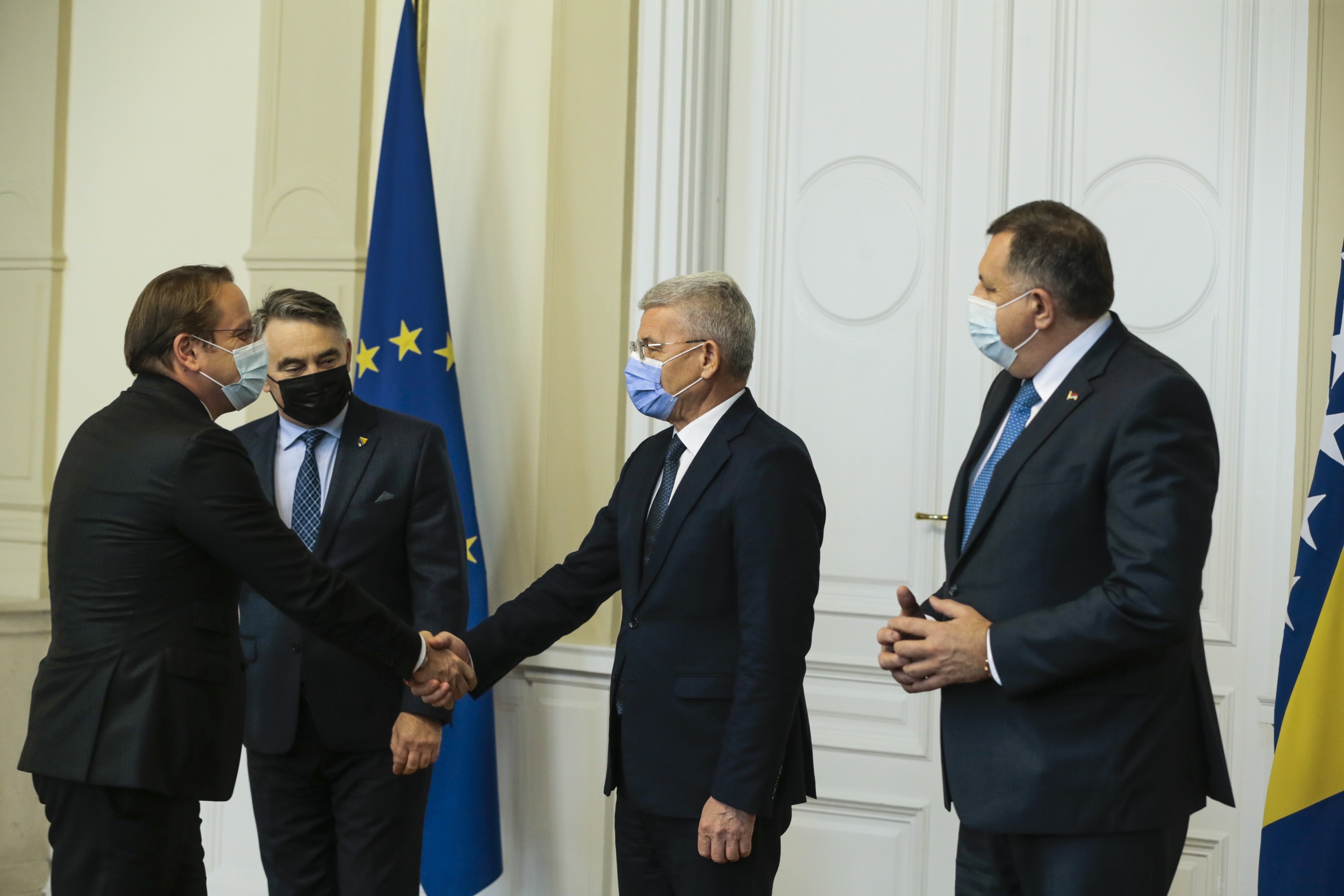 Sarajevo: Članovi Predsjedništva BiH sastali se s evropskim komesarom Varhelyijem