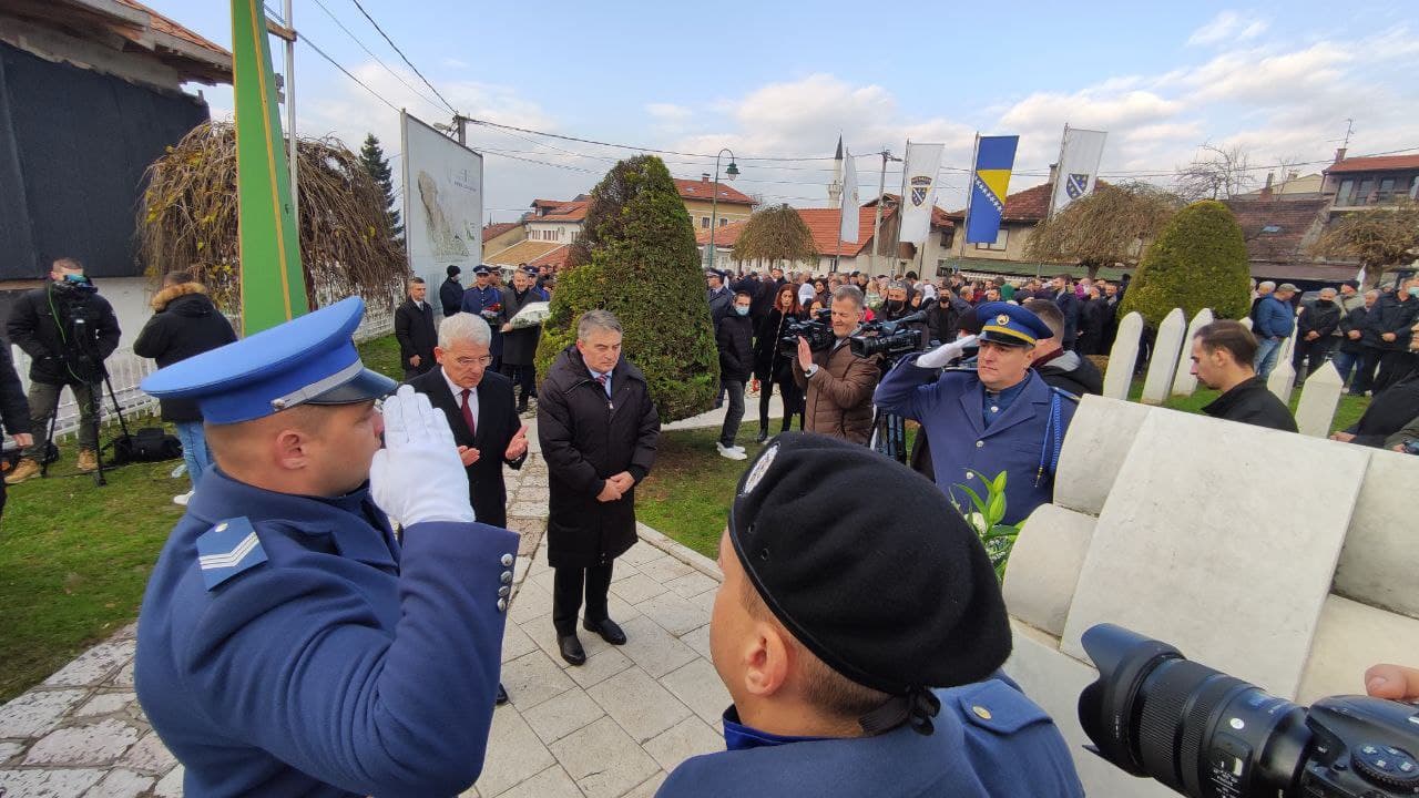 Polaganje cvijeća na Šehidskom mezarju Kovači u Sarajevu povodom Dana državnosti BiH