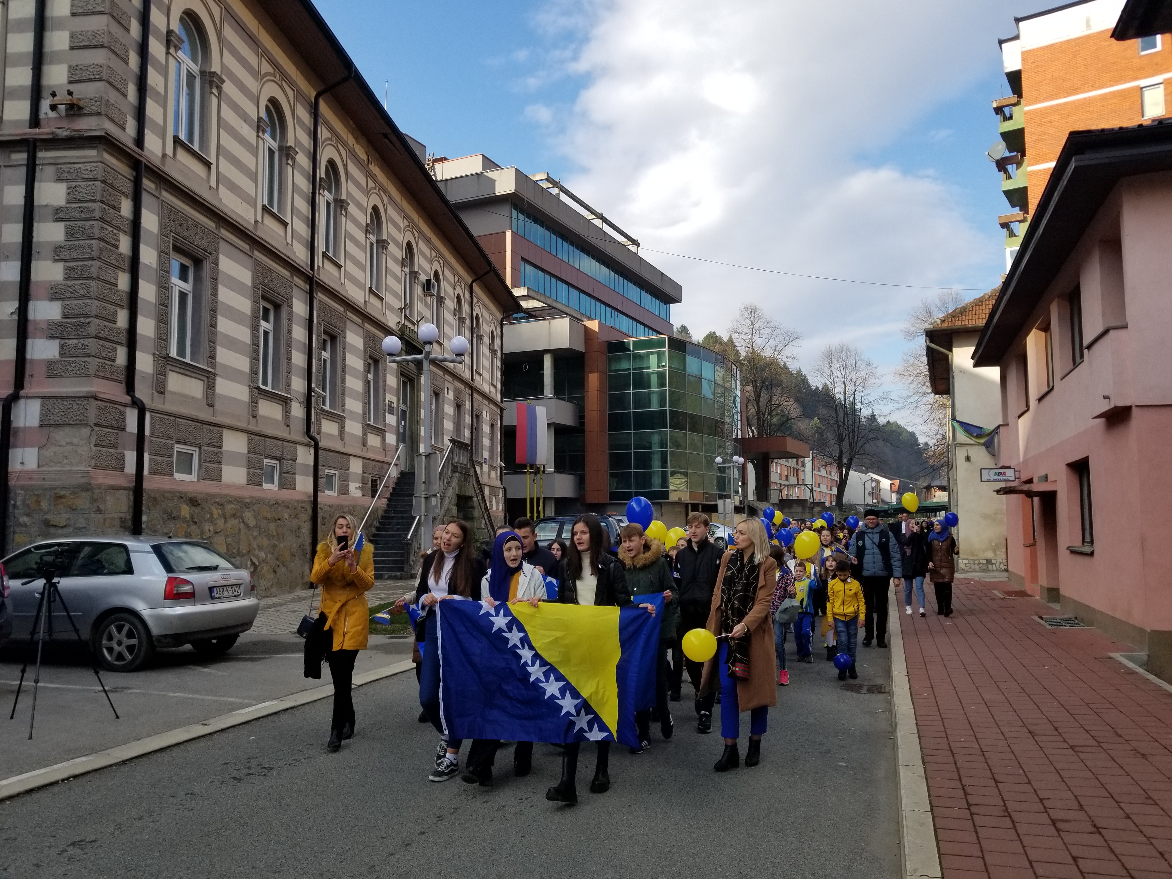 Srebrenica: Defileom djece kroz grad obilježen Dan državnosti BiH