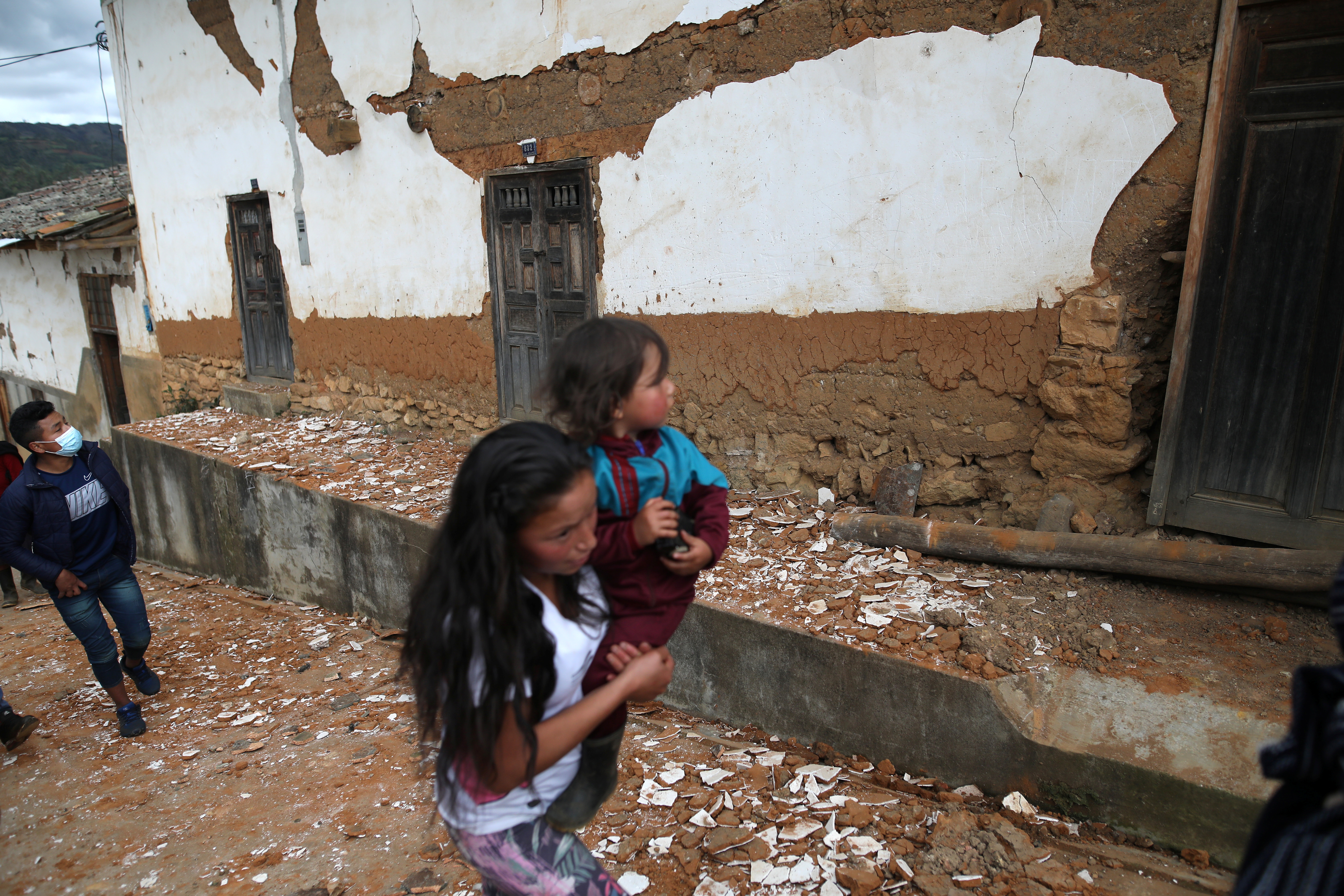 Children walk on a street affected by a quake in Jalca Grande