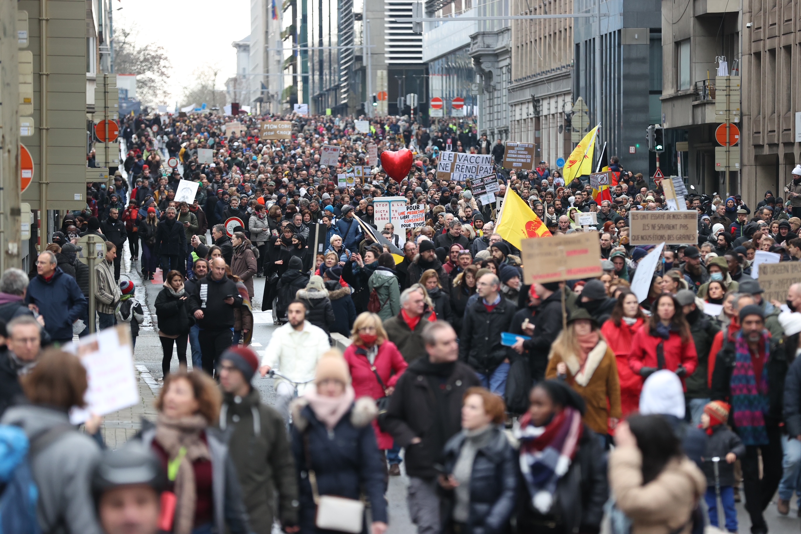 Stotine ljudi marširalo protiv ograničenja COVID-19 u Belgiji