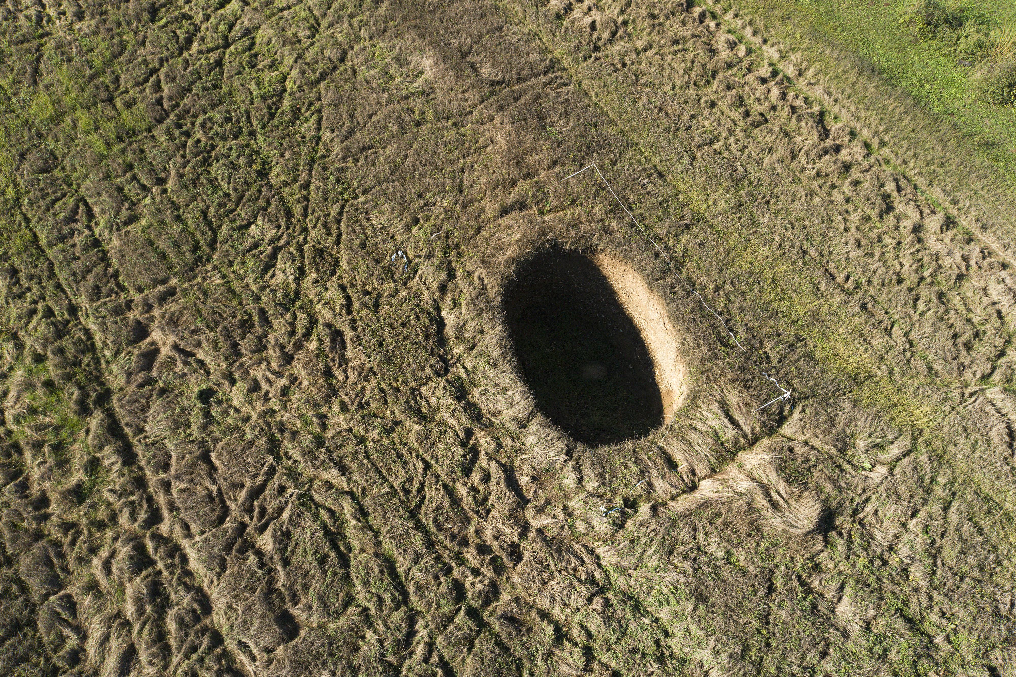 Pogled iz zraka na selo Mečenčani gdje je započela sanacija rupa koje su nastale nakon potresa