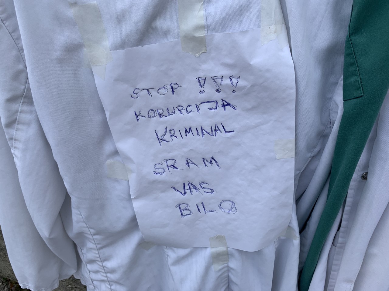 bijeli mantili, konjic