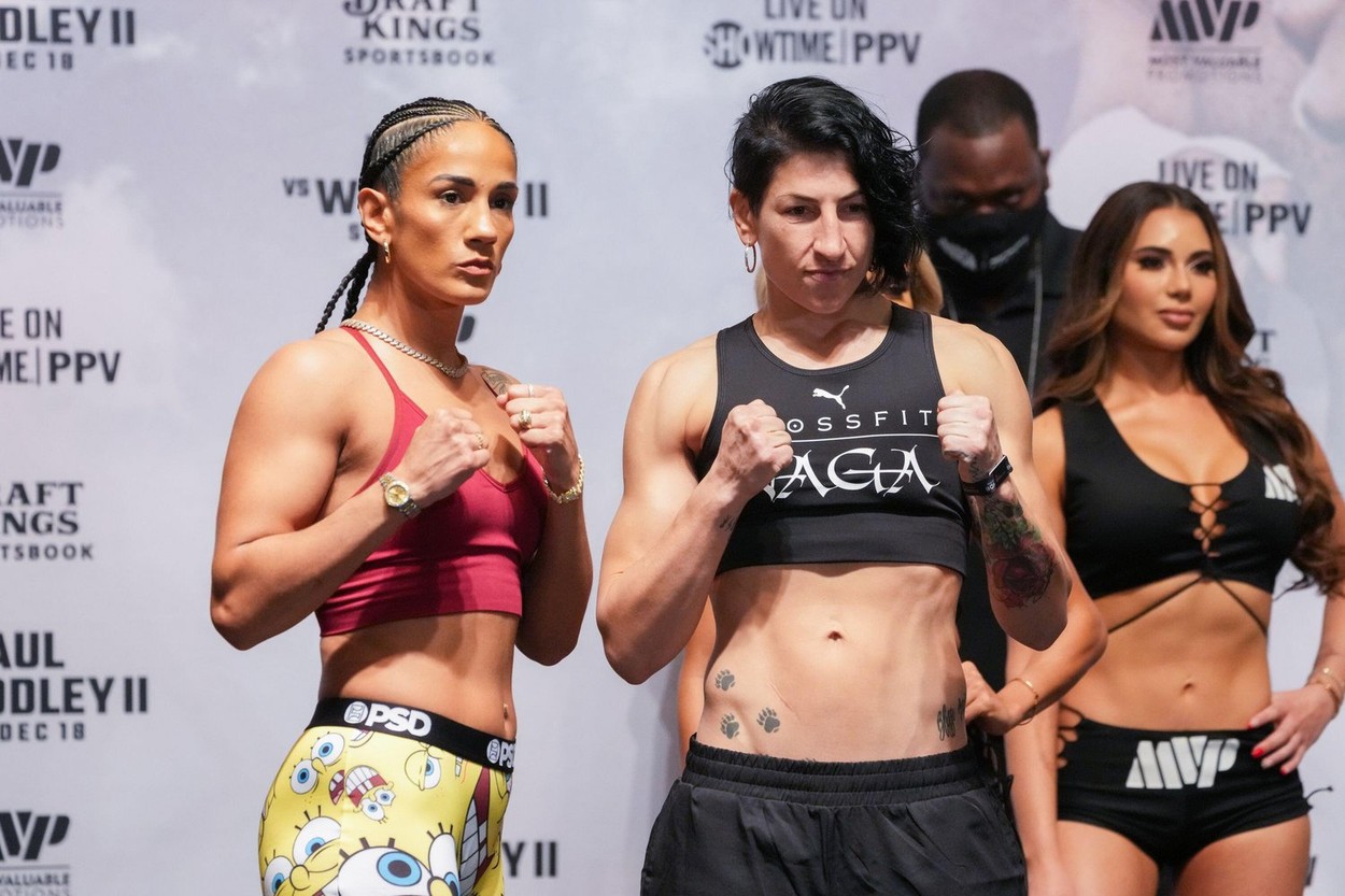 Tampa, Florida, USA. 17th Dec 2021. TAMPA, FL - DECEMBER 17: Amanda Serrano (left) and Miriam Gutierrez (right) gets face-off on stage at Seminole Hard Rock Tampa for Jake Paul vs. Tyron Woodley 2 - Media Week on December 17, 2021 in Tampa, Florida, Unite
