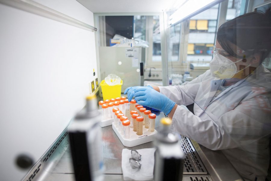 1640286326-2021-12-23T135904Z_2134856693_RC2CKR983RGJ_RTRMADP_3_HEALTH-CORONAVIRUS-GERMANY-OMICRON-900x600