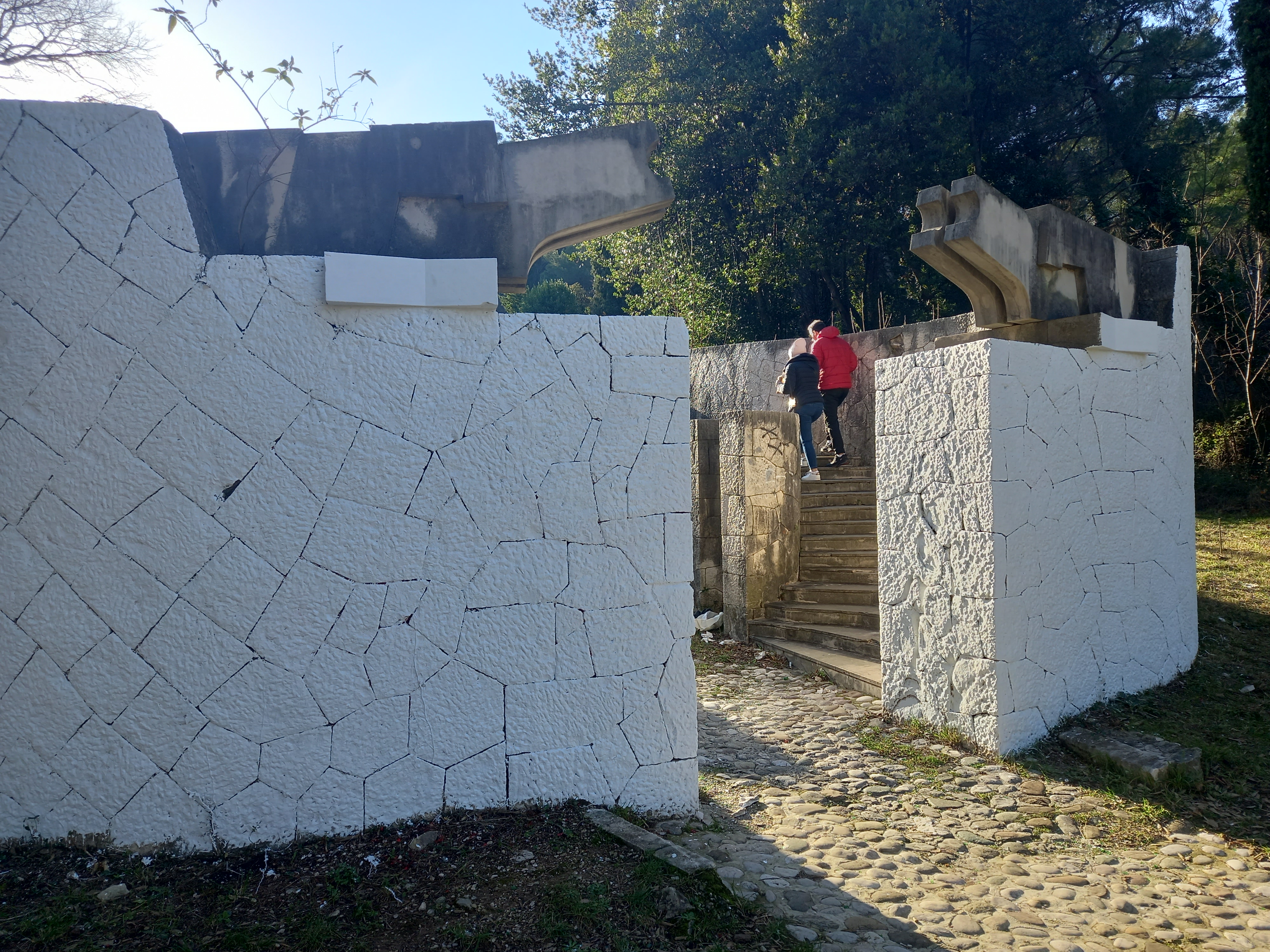 Mostar: Uklonjeni grafiti sa Partizanskog groblja