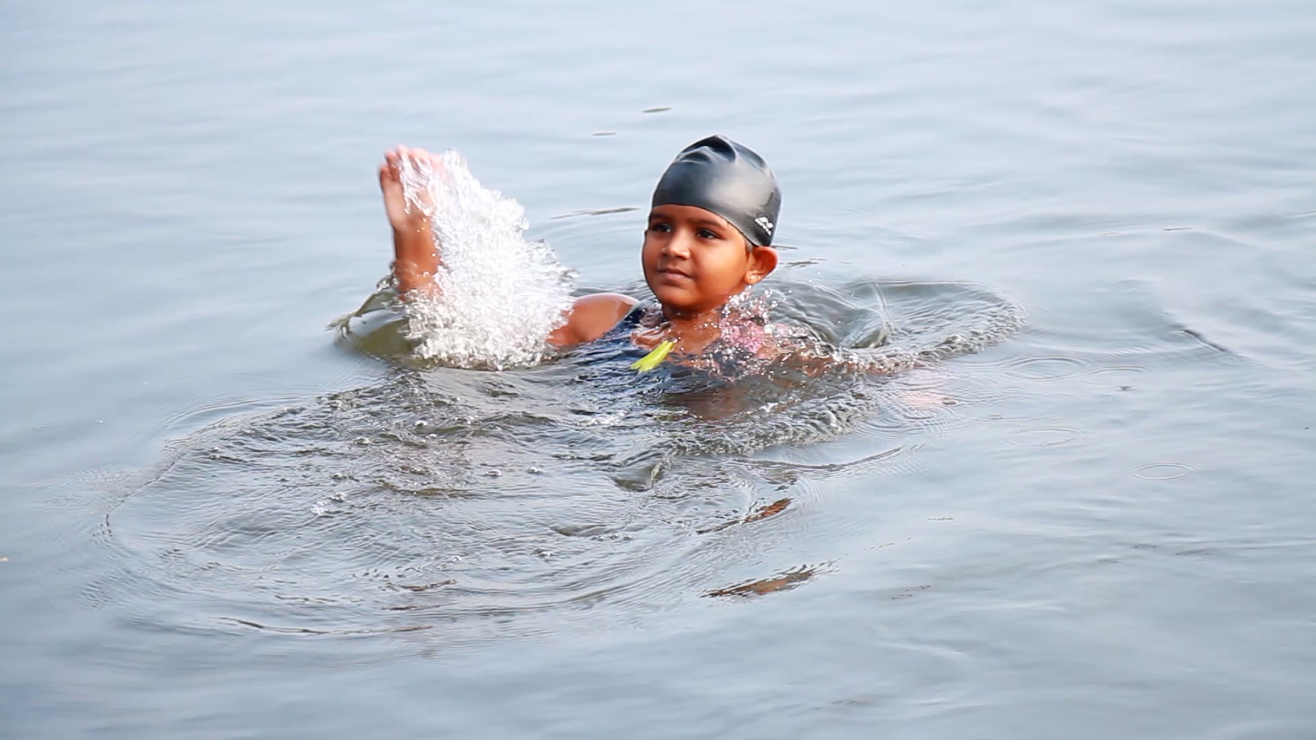 Sedmogodišnja djevojčica preplivala najduže jezero u Indiji