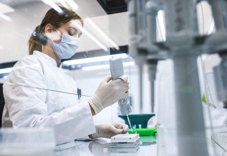 1641912502-2021-12-20T151718Z_1837093515_RC2AIR9K8P7S_RTRMADP_3_HEALTH-CORONAVIRUS-GERMANY-750x517