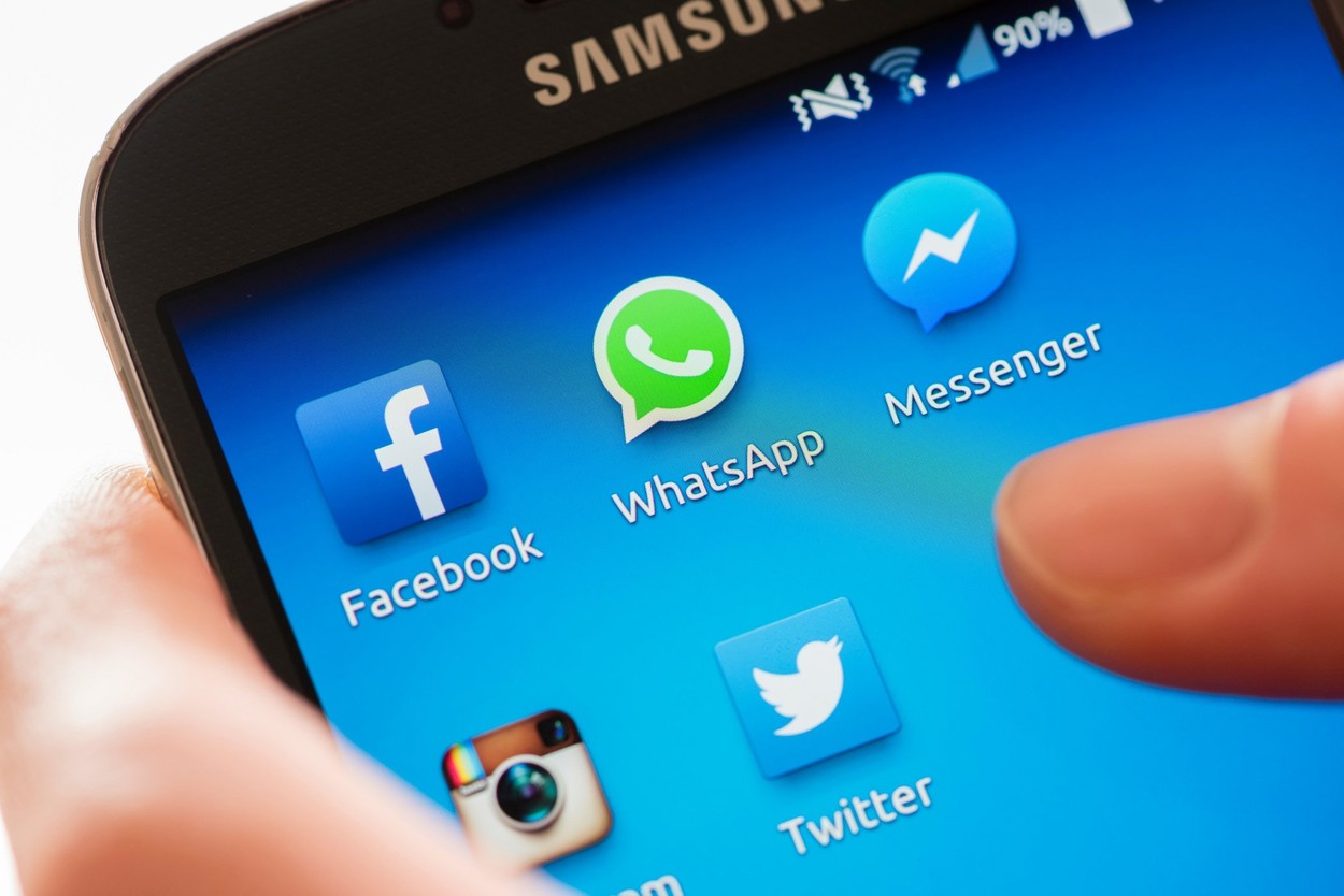 Icon of "WhatsApp" and other social media communication apps on a Samsung Galaxy smartphone's touchscreen