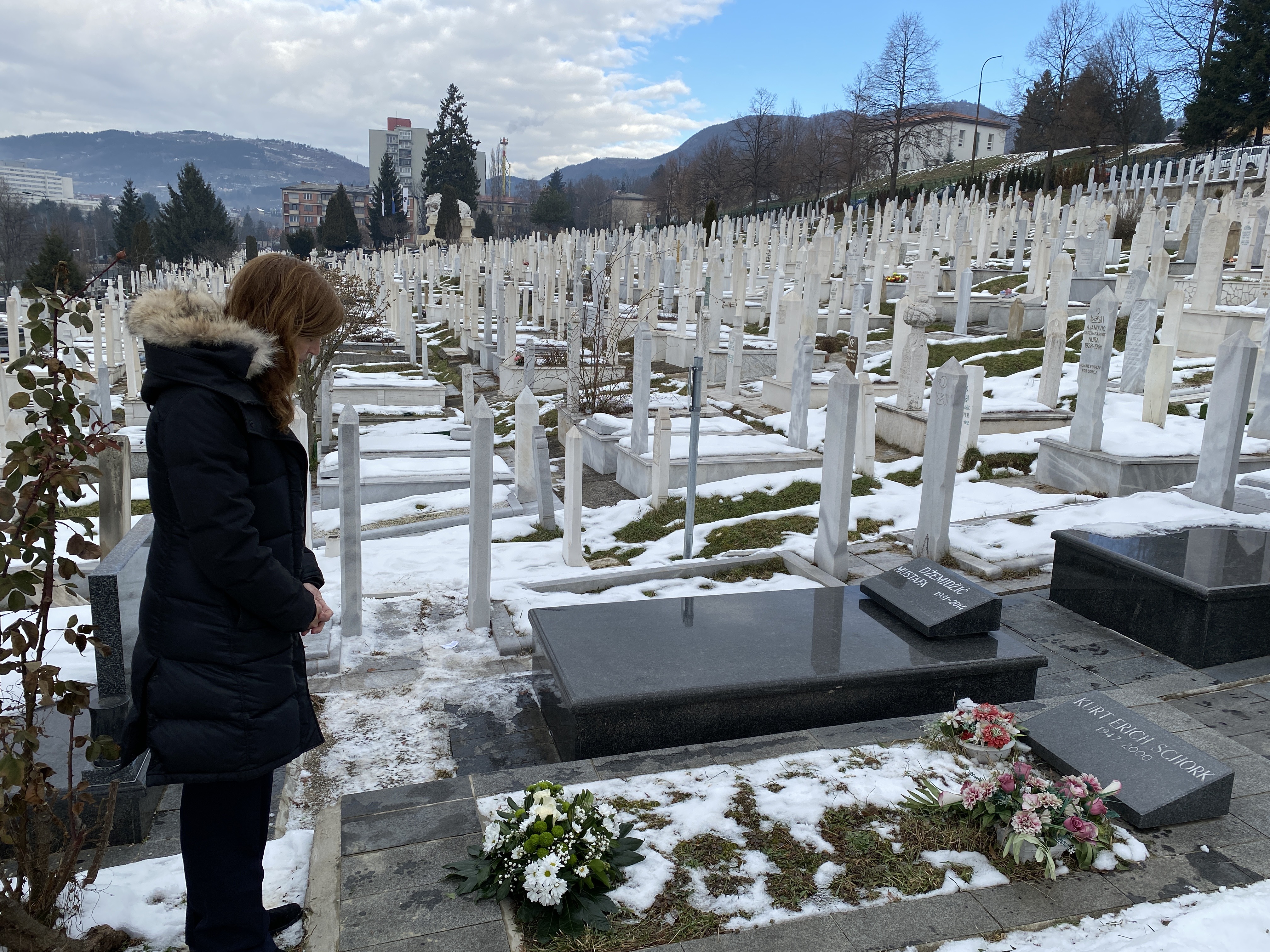 Samantha Power na grobu Kurtu Schorku u Sarajevu