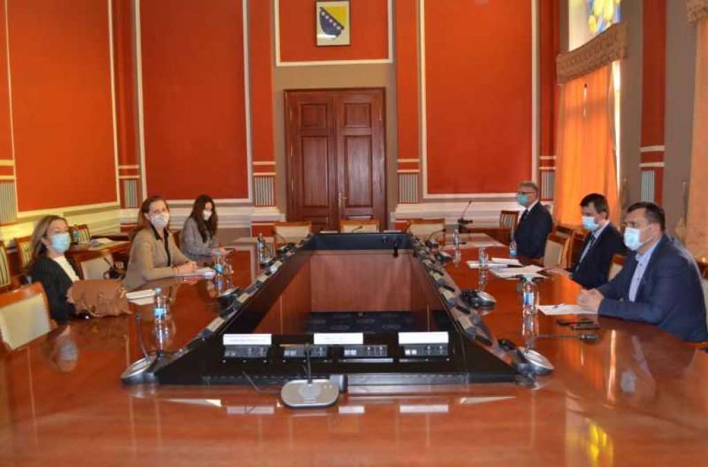 l_2b42d88a0e29d20430a9d2d416a595d7