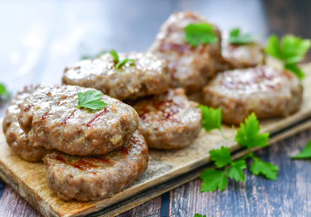Home,Made,Grilled,Meatballs,With,Yogurt,And,Dill,Sauce,On