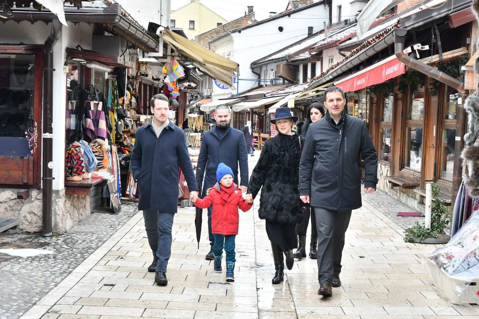 Srpski princ Filip Karađorđević sa suprugom Danicom i sinom Stefanom na Baščaršiji