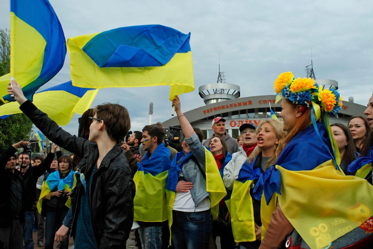 Donetsk, Ukraine. 28th Apr, 2014. A large part of the Ukranian population of Donetsk has gathered today to rally in favor of an european Ukraine and against the russian occupation. The parade started in front all'Olimpisky Stadium, a few minutes after st