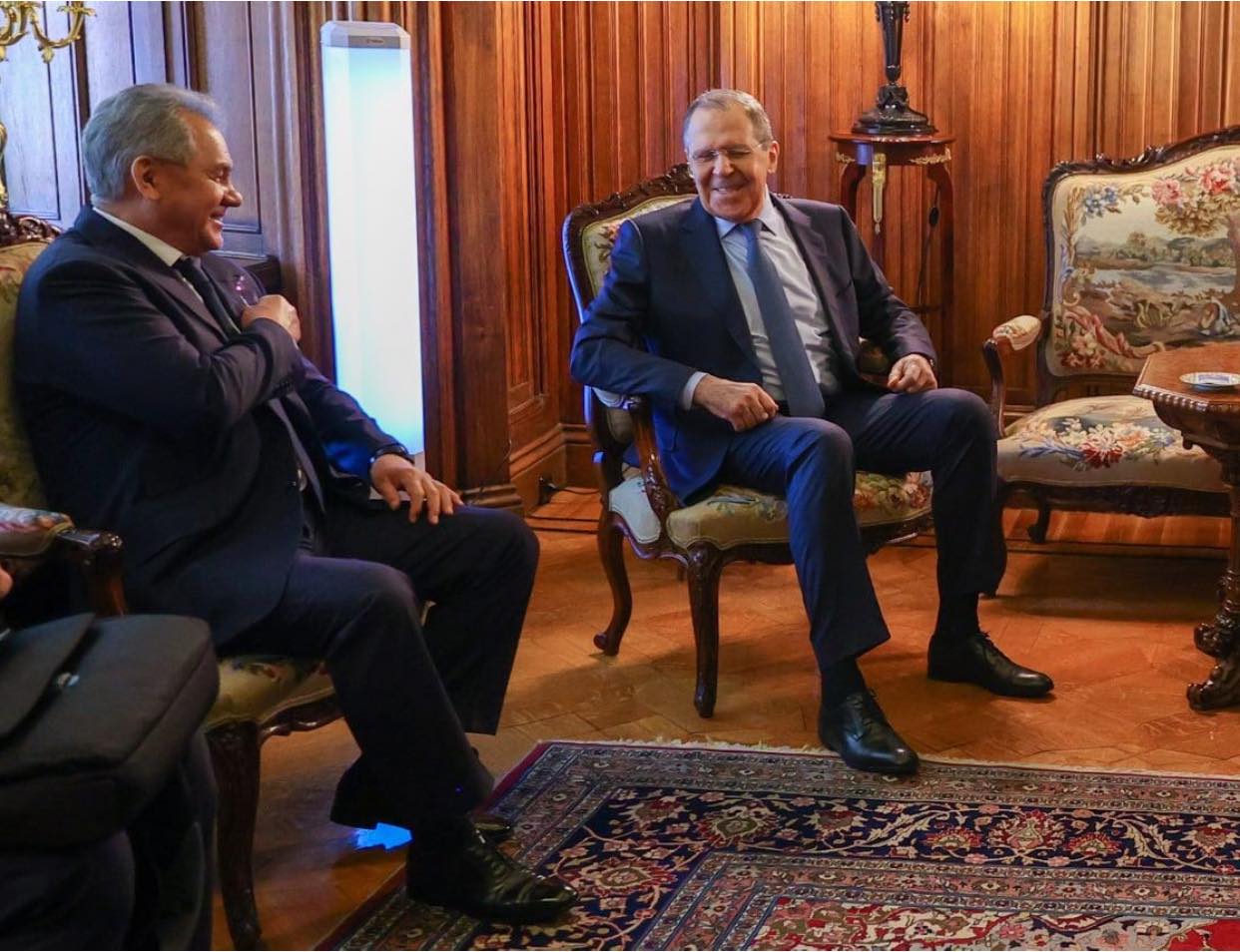Marija Zaharova, glasnogovornica ruske diplomacije objavila fotografiju Lavrova i Šojguja na "dan invazije