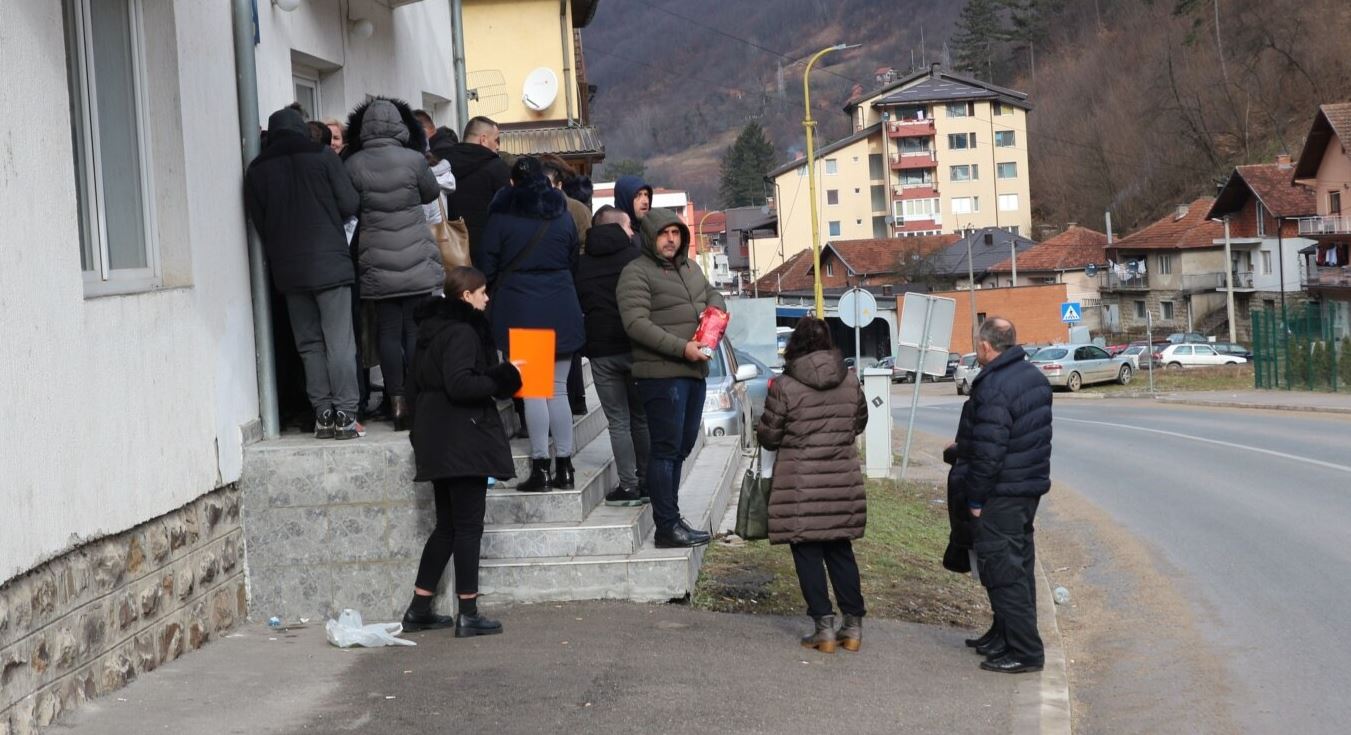 Građani ispred Veterinarske stanice u Srebrenici