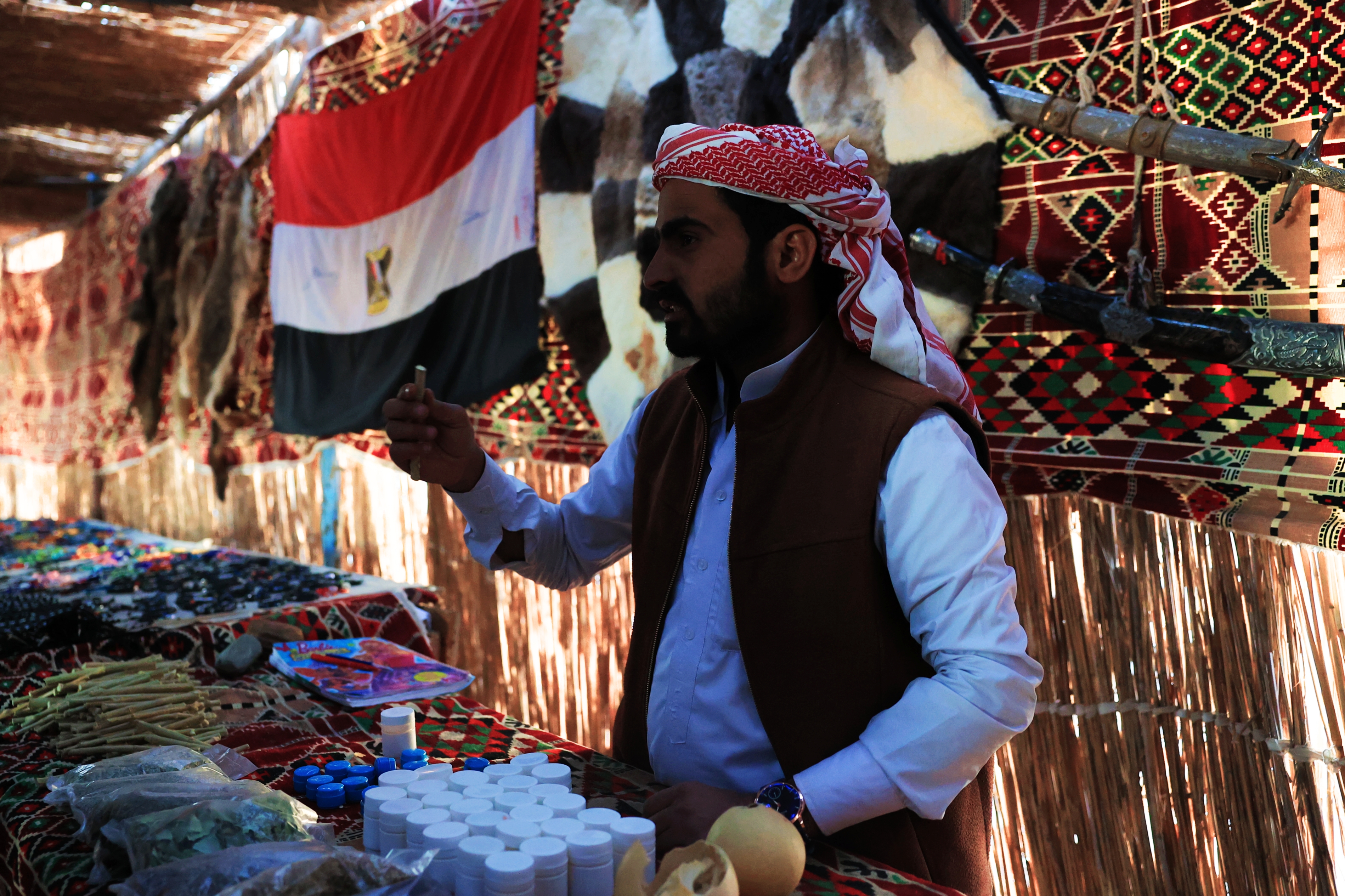 F. Z./N1 - Beduinski ljekar na svom štandu