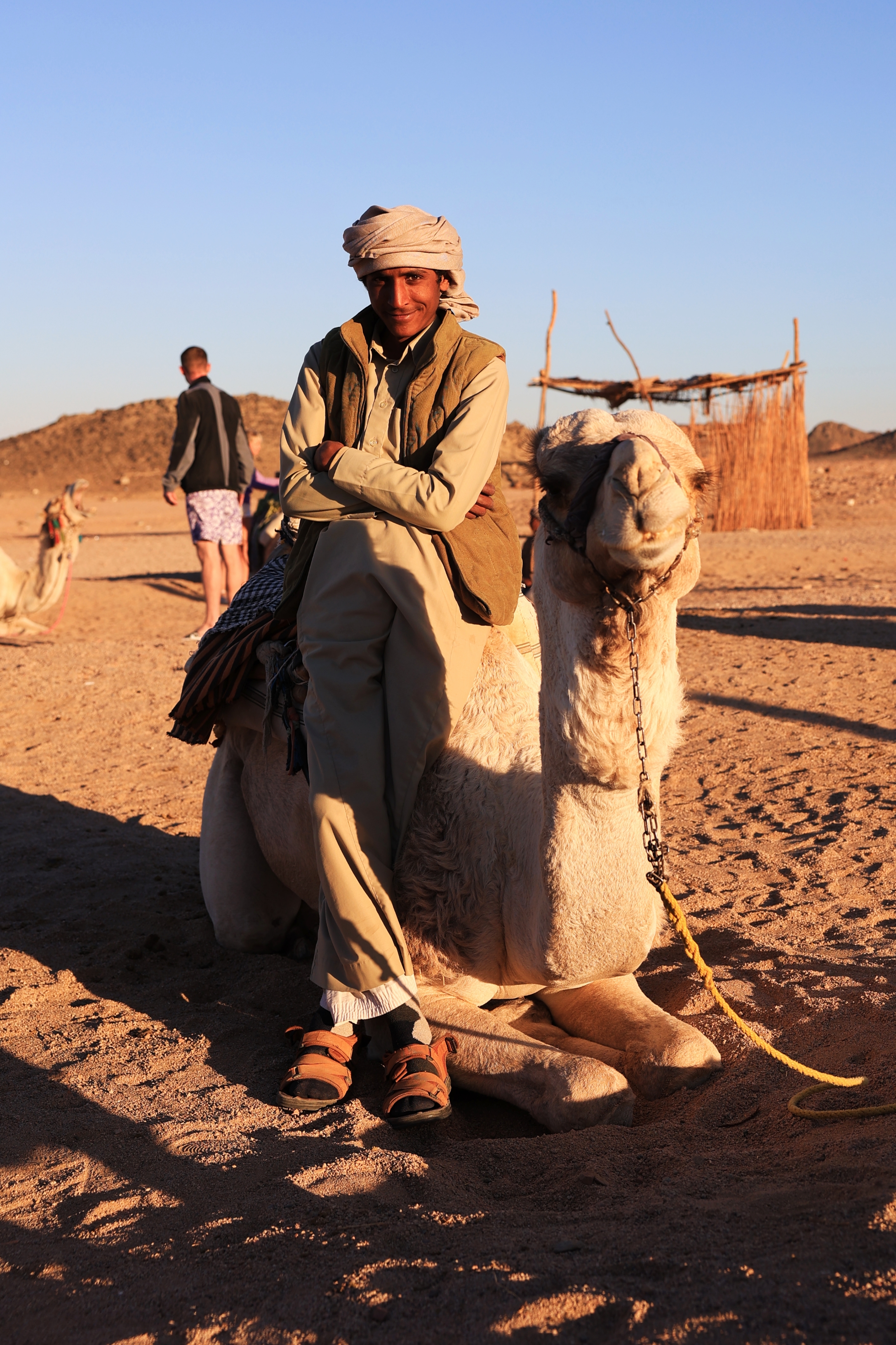 F. Z./N1 - U beduinskom naselju u Sahari možete jahati kamile