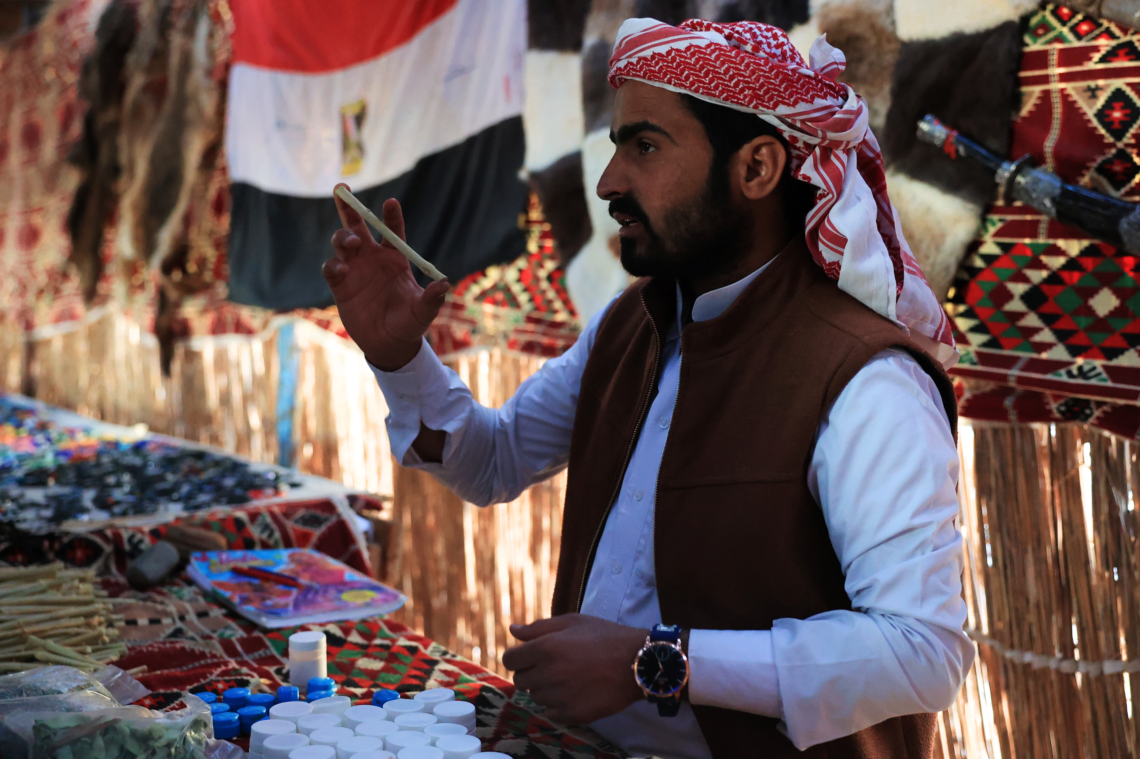 F. Z./N1 - Beduinski ljekar na svom štandu