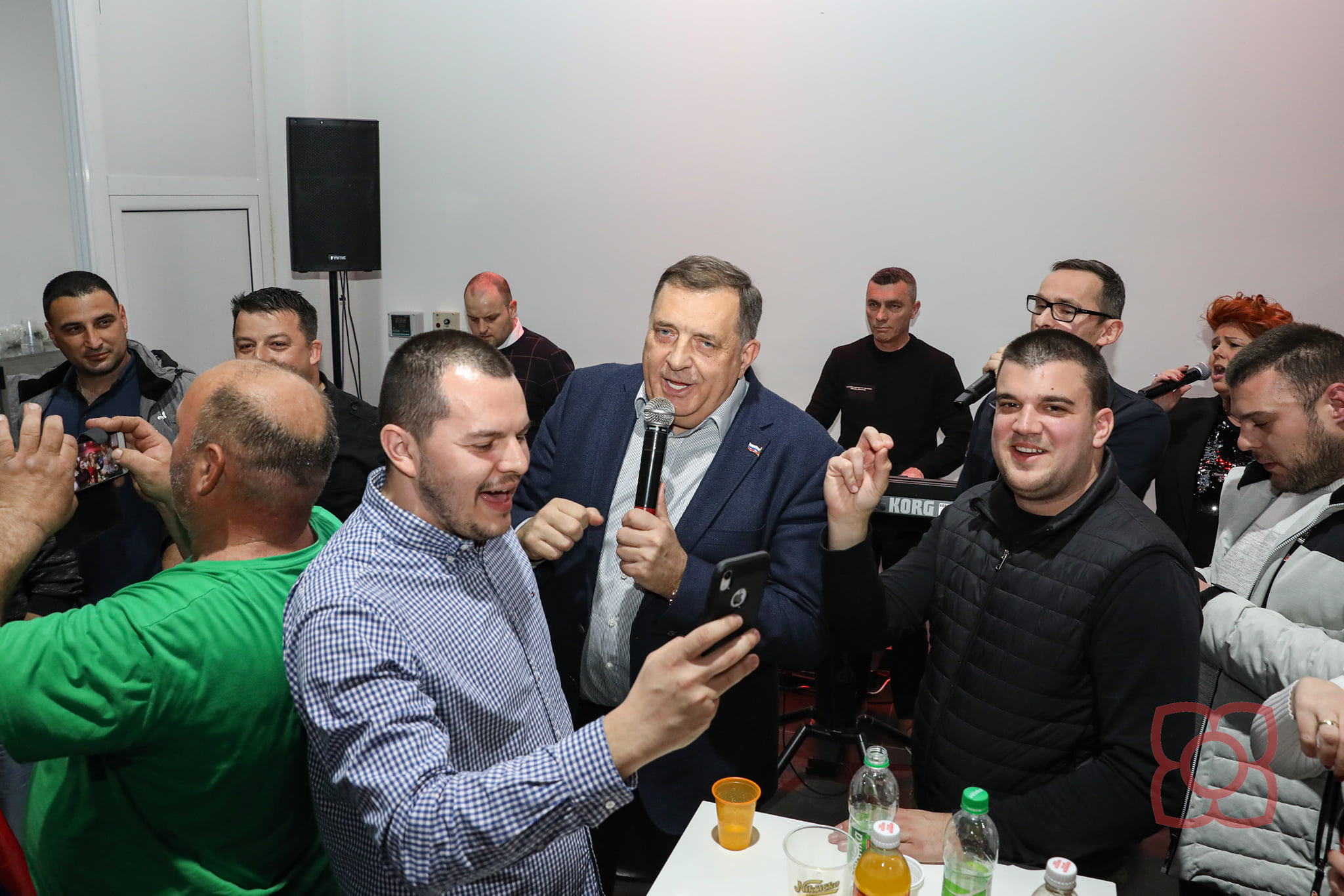 DODIK PJEVA, MIKROFON