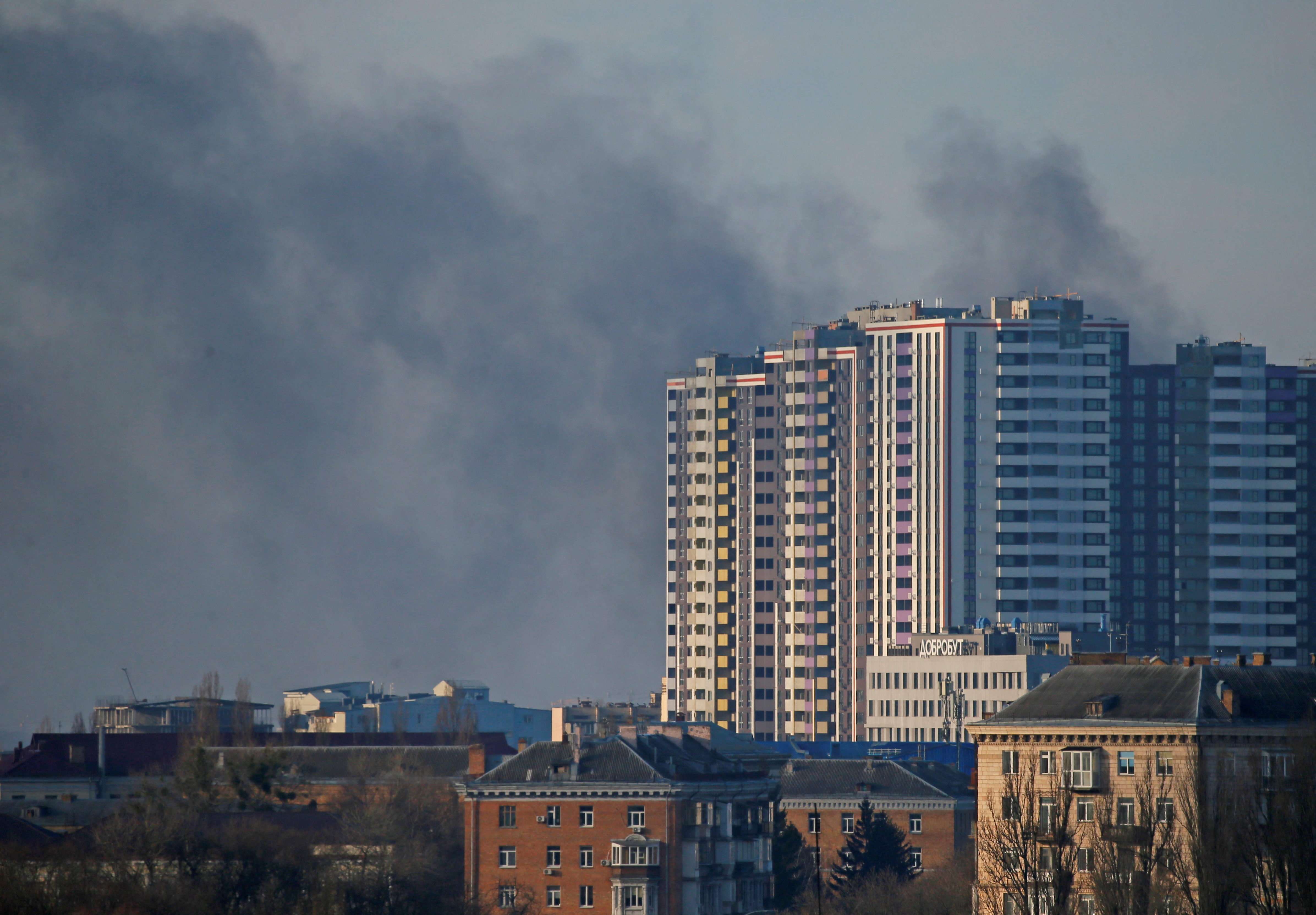 ukrajina Smoke rises after recent shelling in Kyiv