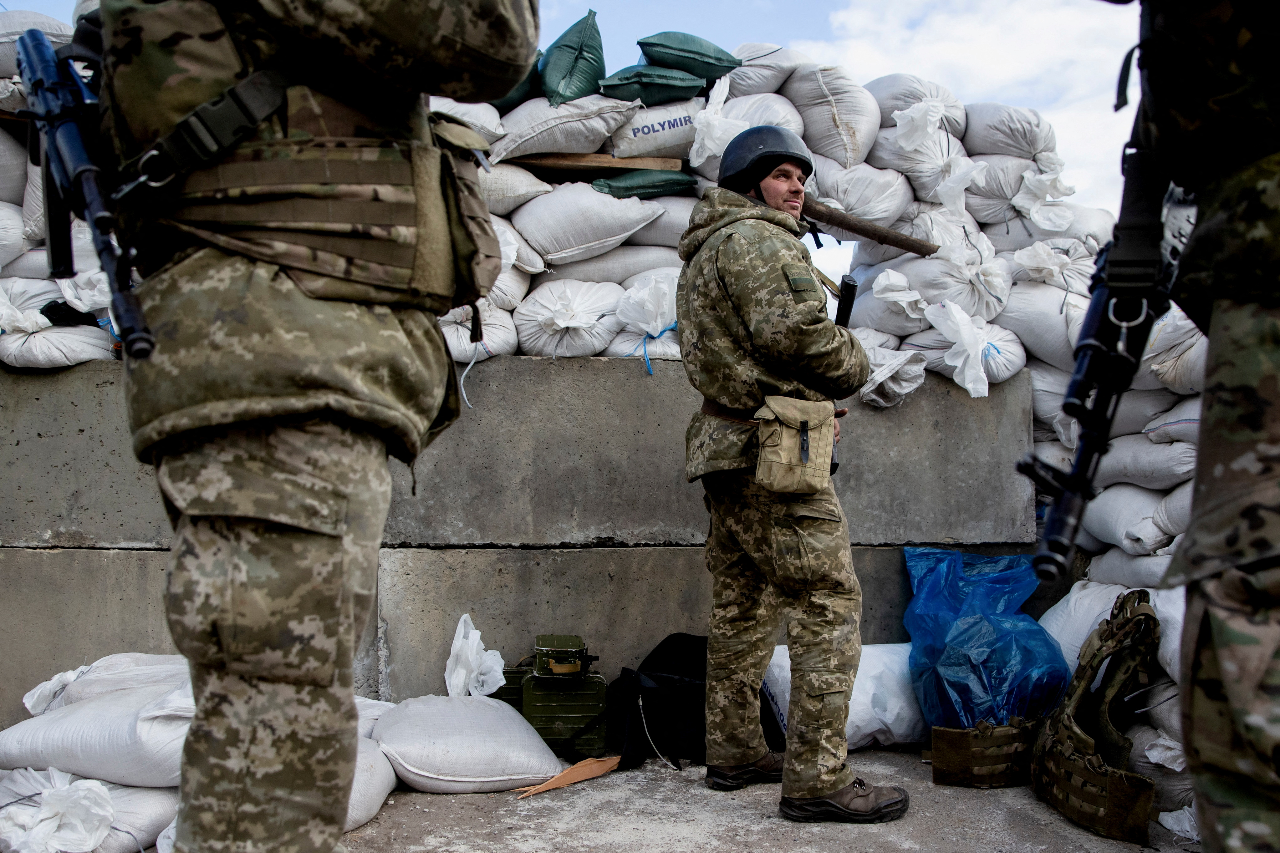 ukrajina ukrajinska vojska Ukrainian service members are seen at a check point in Zhytomyr