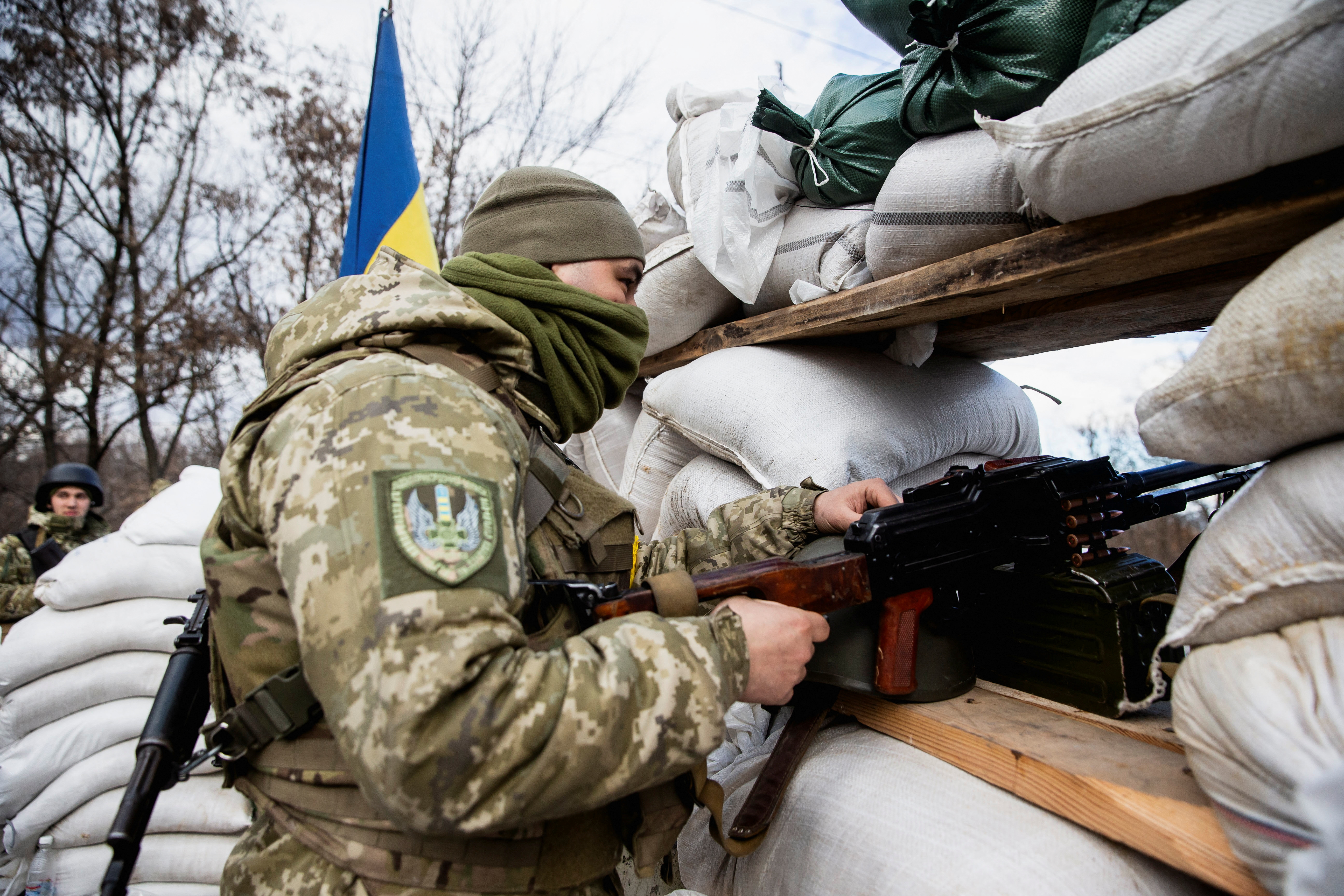 ukrajina ukrajinska vojska A Ukrainian service member is seen at a check point in Zhytomyr