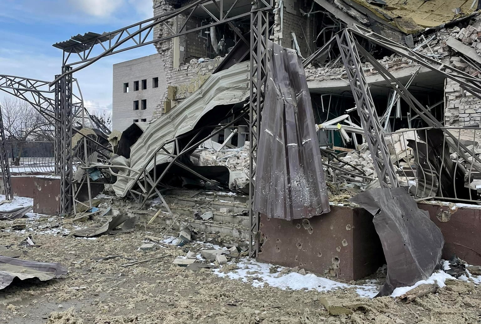 Zgrada bolnice u Iziumu uništena u ruskom napadu