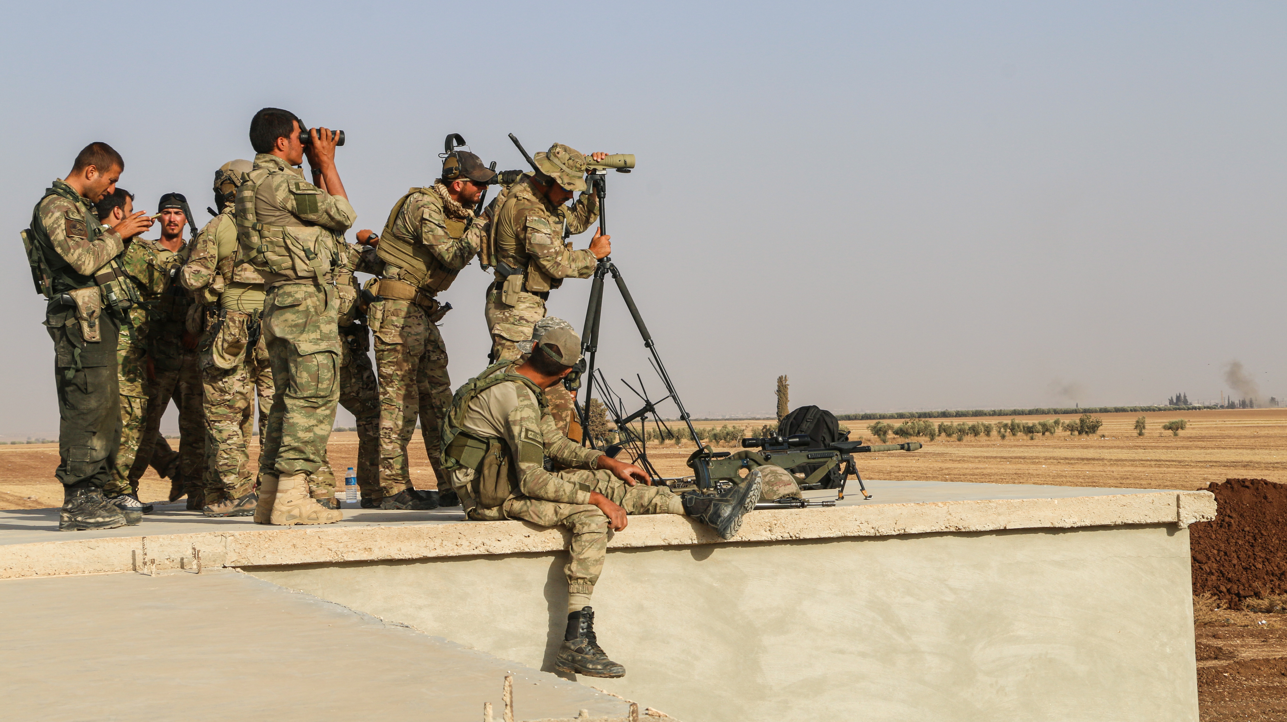 American,Soldiers,Watch,Isis,Fighters,Through,The,Scene,,Accompanied,By