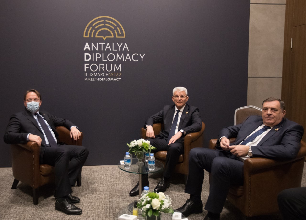 thumbnail_1 Várhelyi Džaferović Dodik