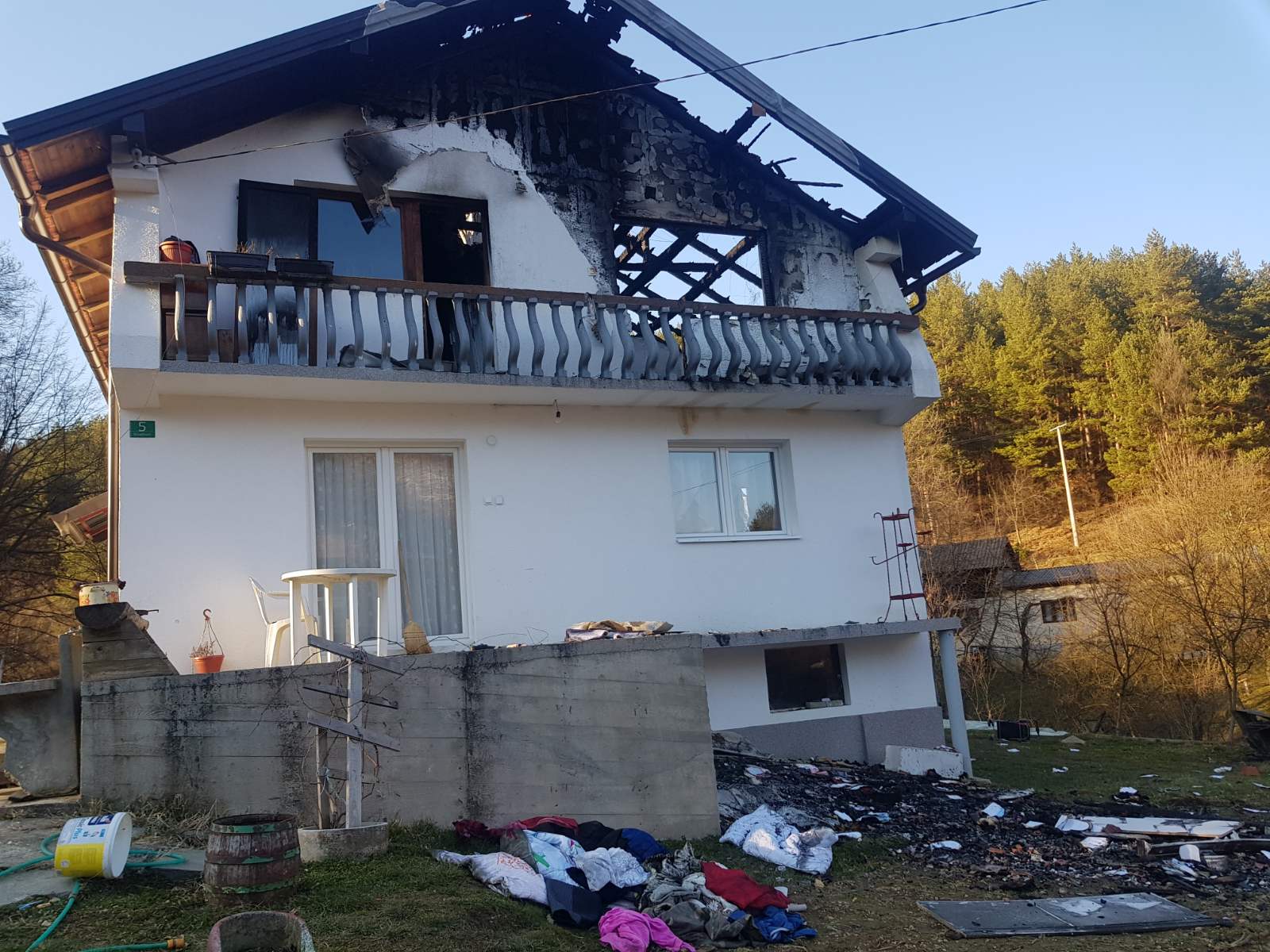 Fojnica: Maloljetni Amna, Ajna, Azra i Elvin u požaru ostali bez krova nad glavom